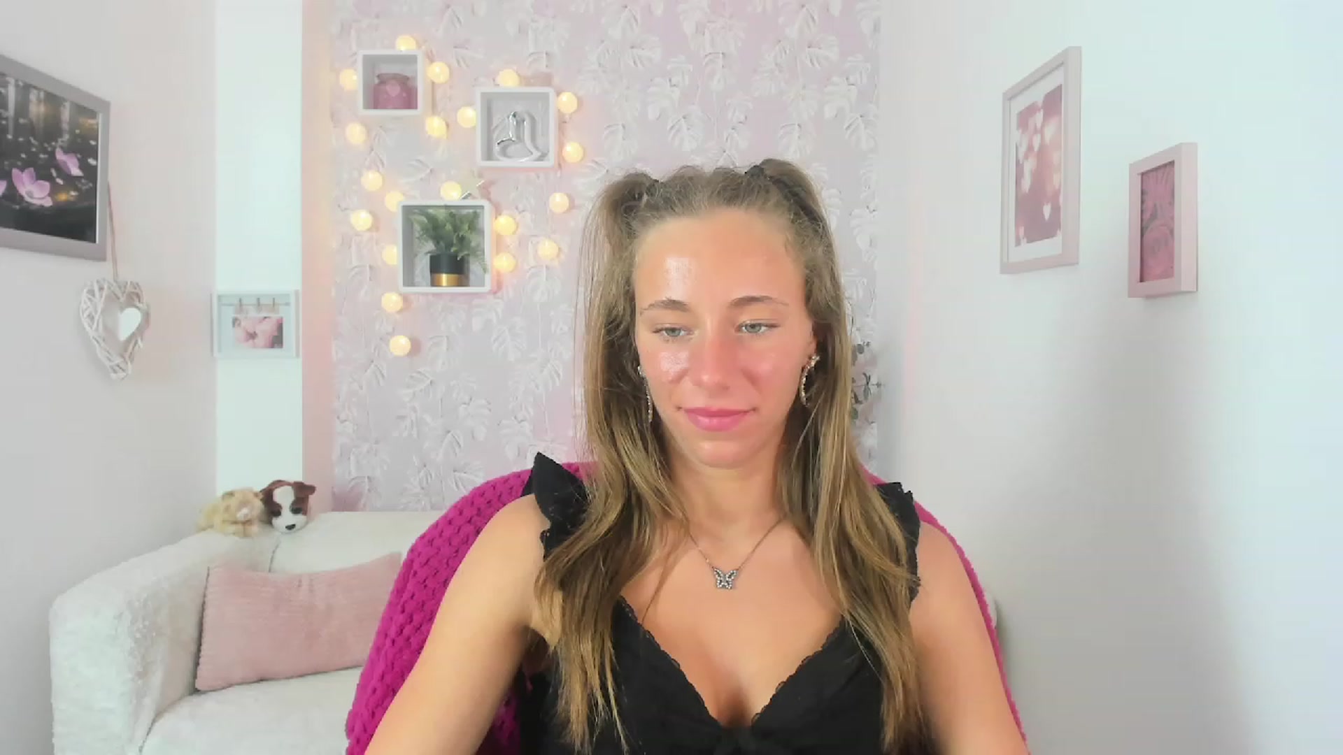 Gallery image thumbnail from Sasha_White18's myfreecams stream on, 06/01/2023, 15:23 image 9 of 20