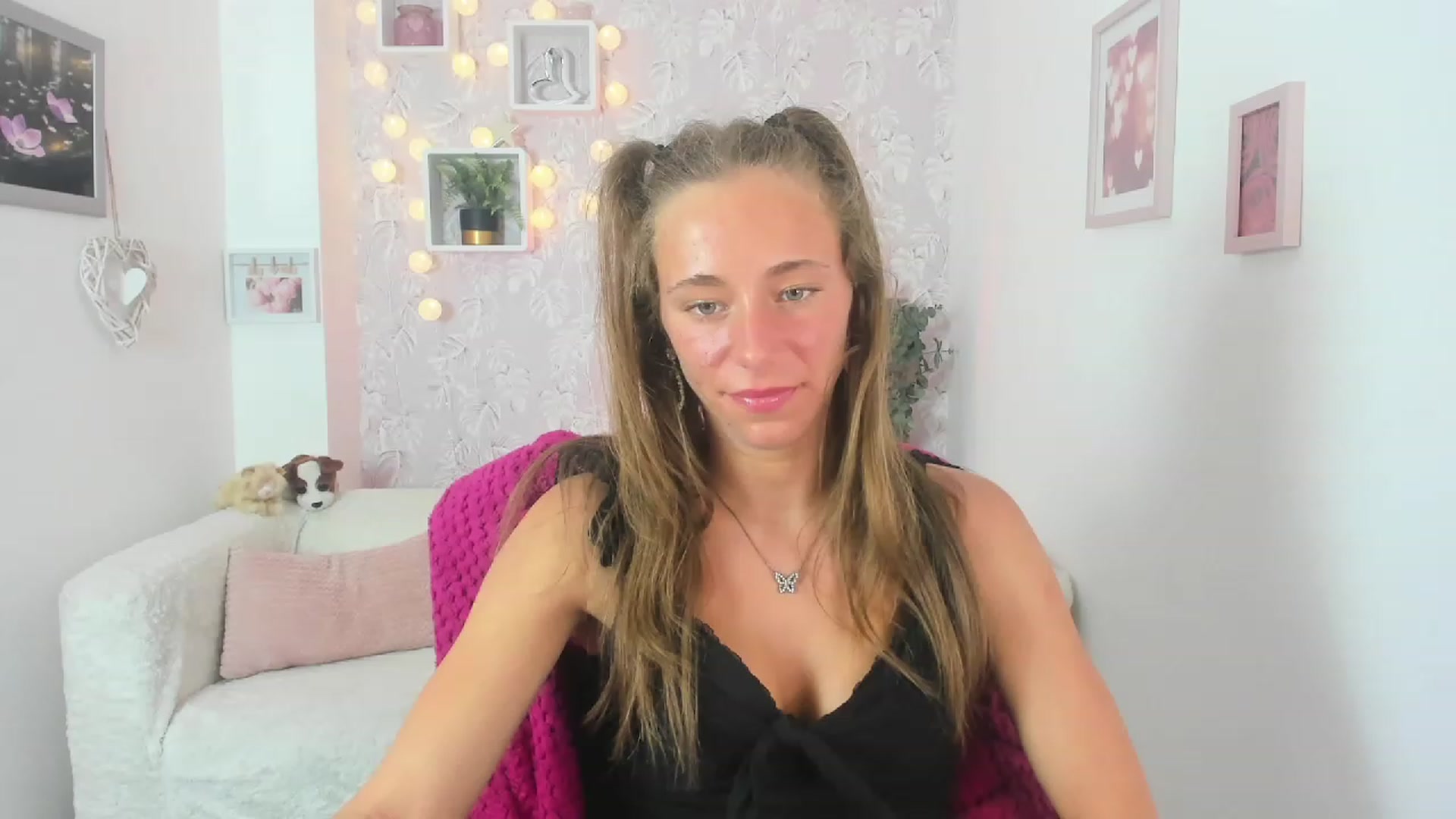Gallery image thumbnail from Sasha_White18's myfreecams stream on, 06/01/2023, 17:51 image 16 of 20
