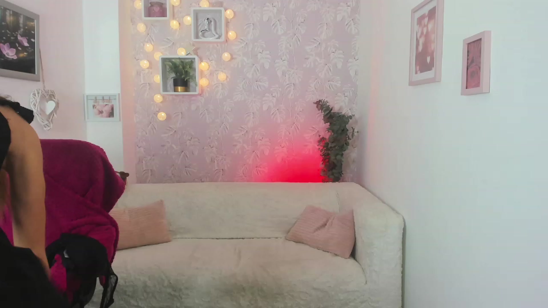 Gallery image thumbnail from Sasha_White18's myfreecams stream on, 06/01/2023, 17:51 image 9 of 20