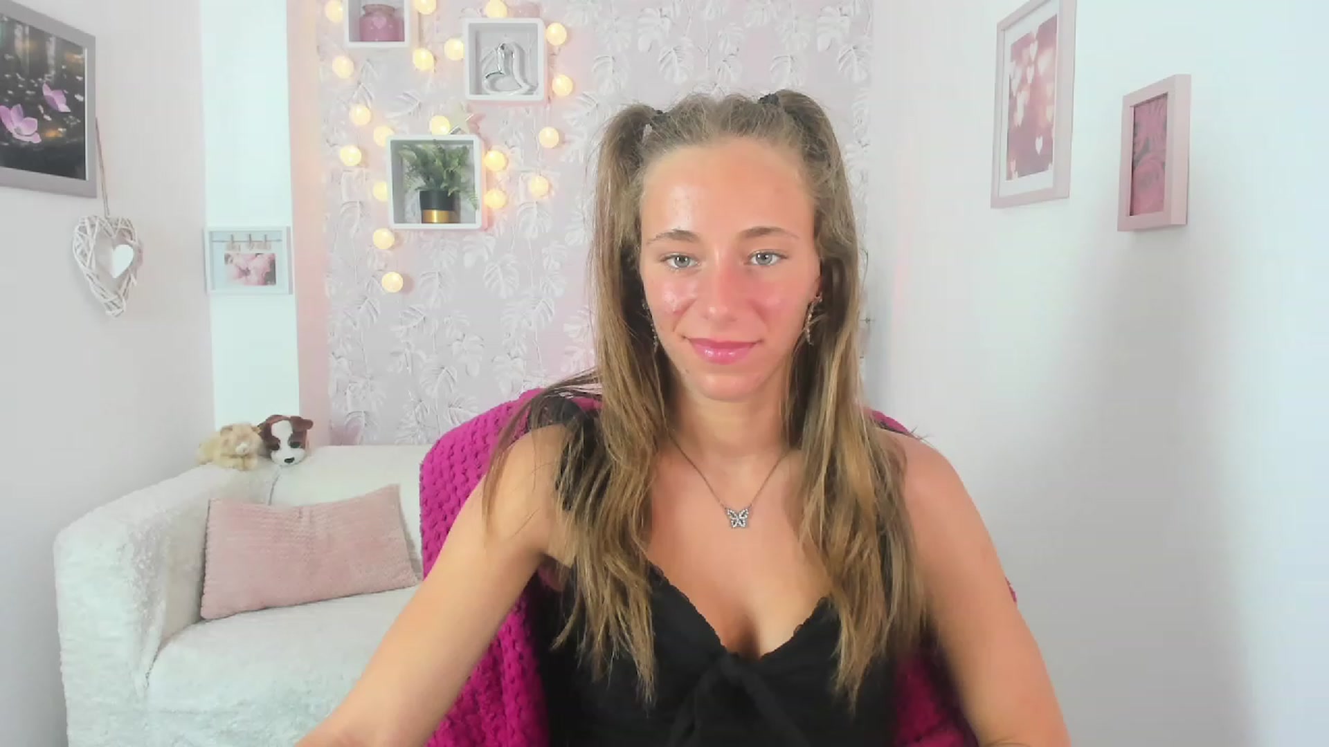 Gallery image thumbnail from Sasha_White18's myfreecams stream on, 06/01/2023, 17:51 image 14 of 20
