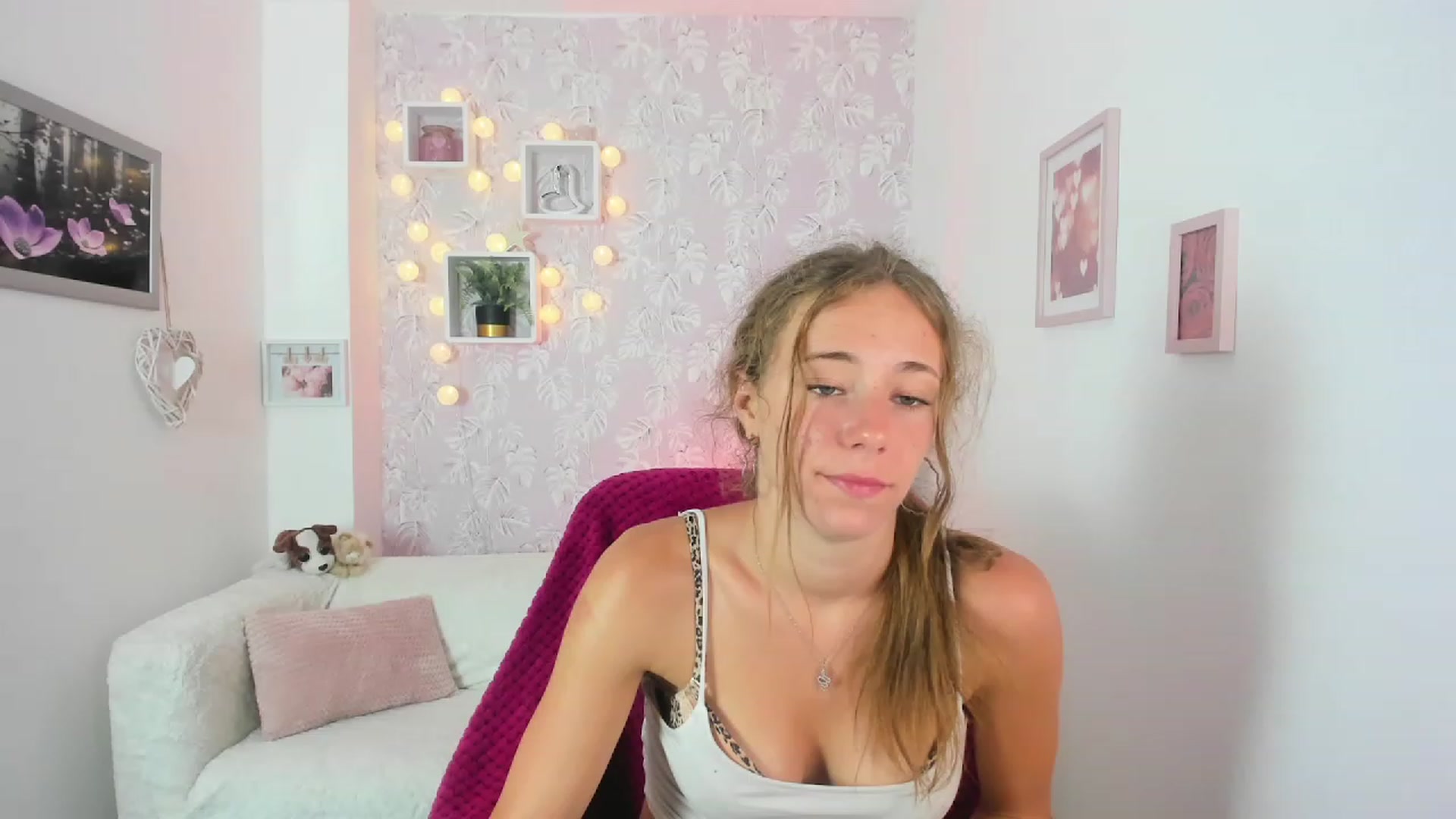 Gallery image thumbnail from Sasha_White18's myfreecams stream on, 07/18/2023, 18:18 image 7 of 20