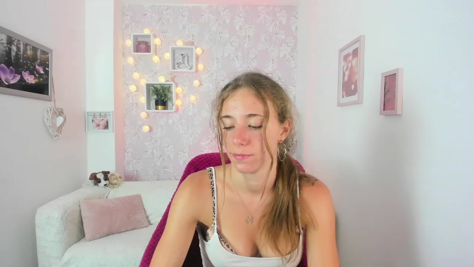 Gallery image thumbnail from Sasha_White18's myfreecams stream on, 07/18/2023, 18:18 image 5 of 20