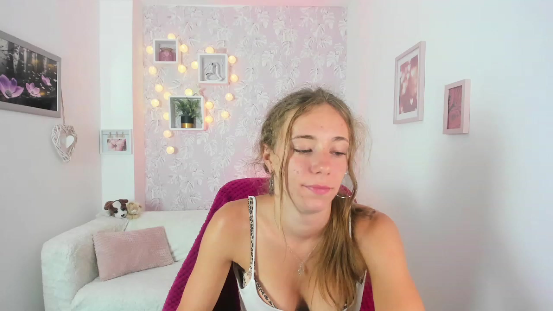 Gallery image thumbnail from Sasha_White18's myfreecams stream on, 07/18/2023, 18:18 image 4 of 20