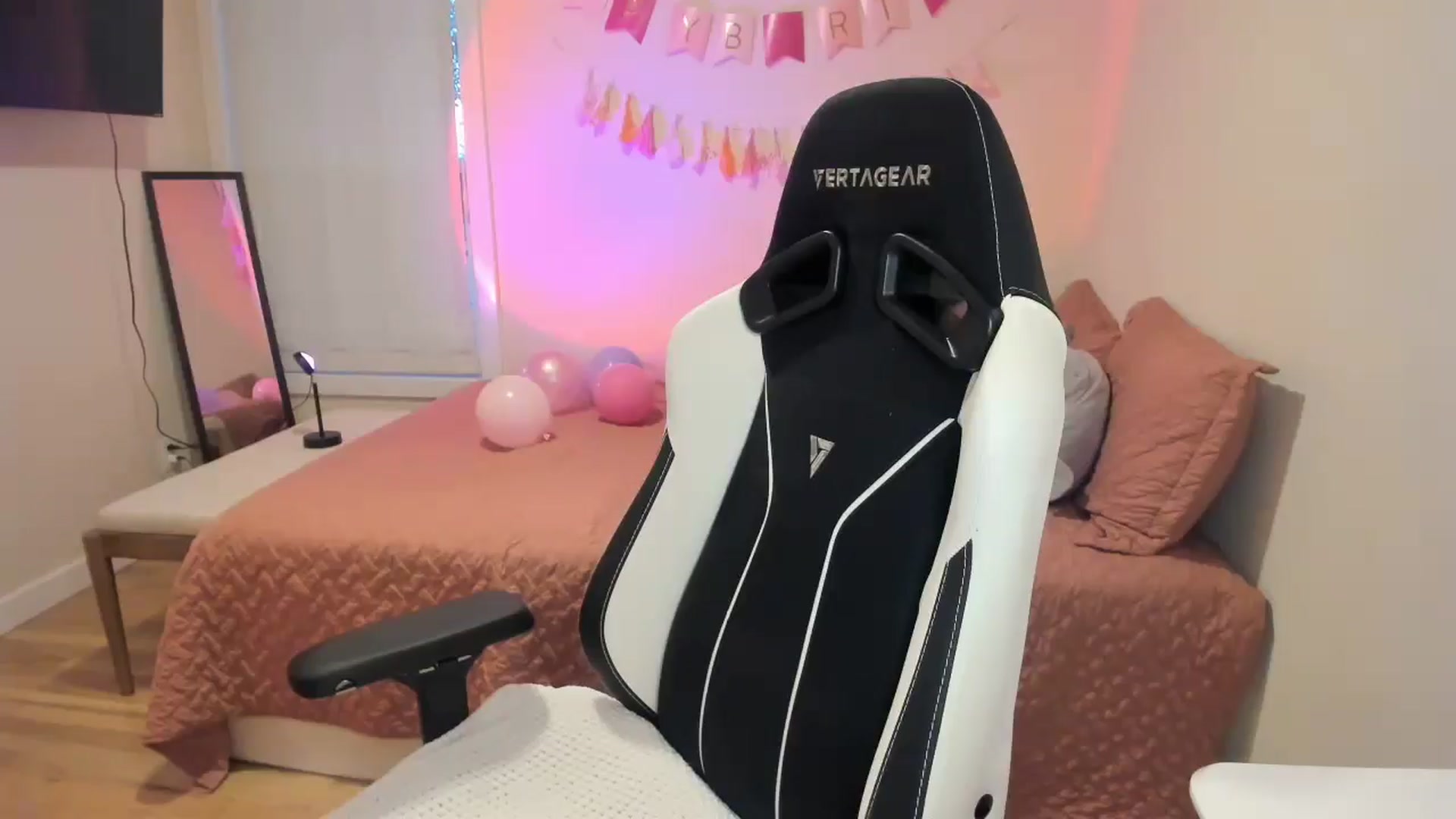 Gallery image thumbnail from Sasssykassy's myfreecams stream on, 11/22/2024, 01:09 image 12 of 20