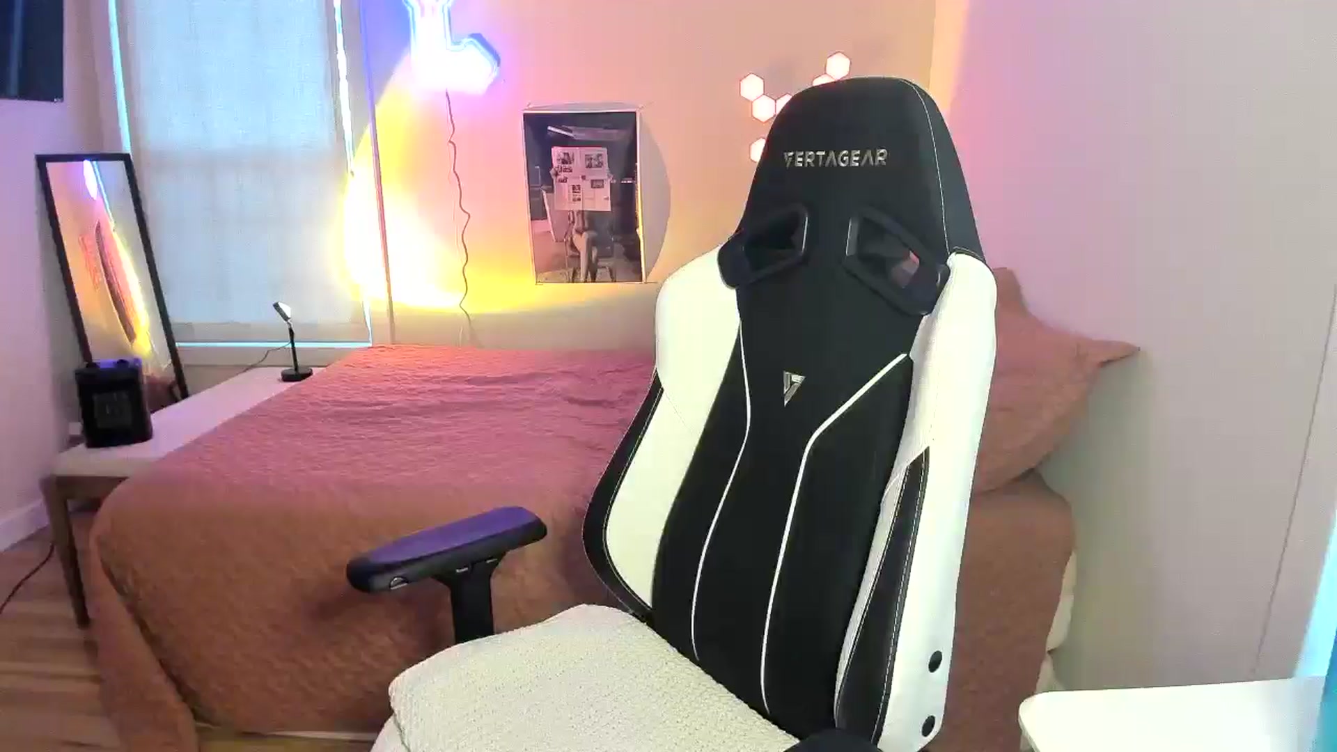 Gallery image thumbnail from Sasssykassy's myfreecams stream on, 12/10/2024, 24:45 image 17 of 20