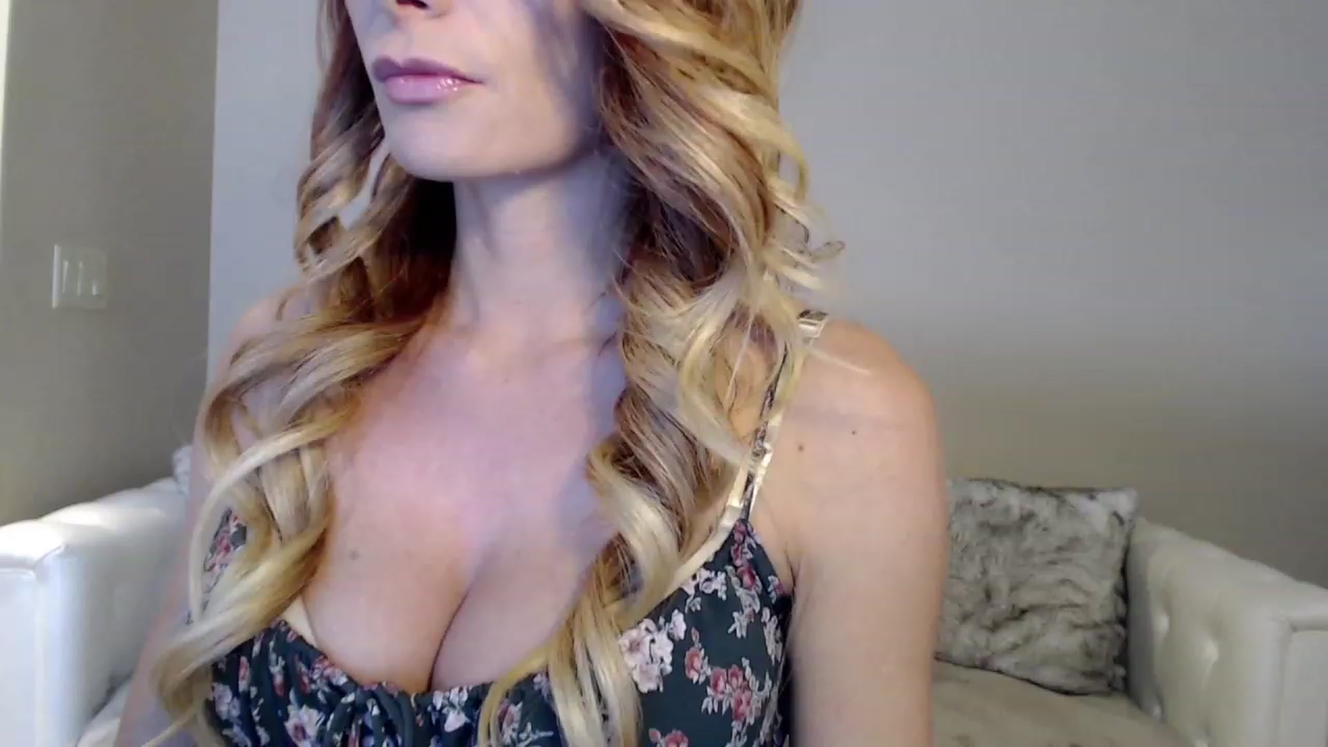Gallery image thumbnail from SassyAF's myfreecams stream on, 12/10/2022, 07:36 image 10 of 20