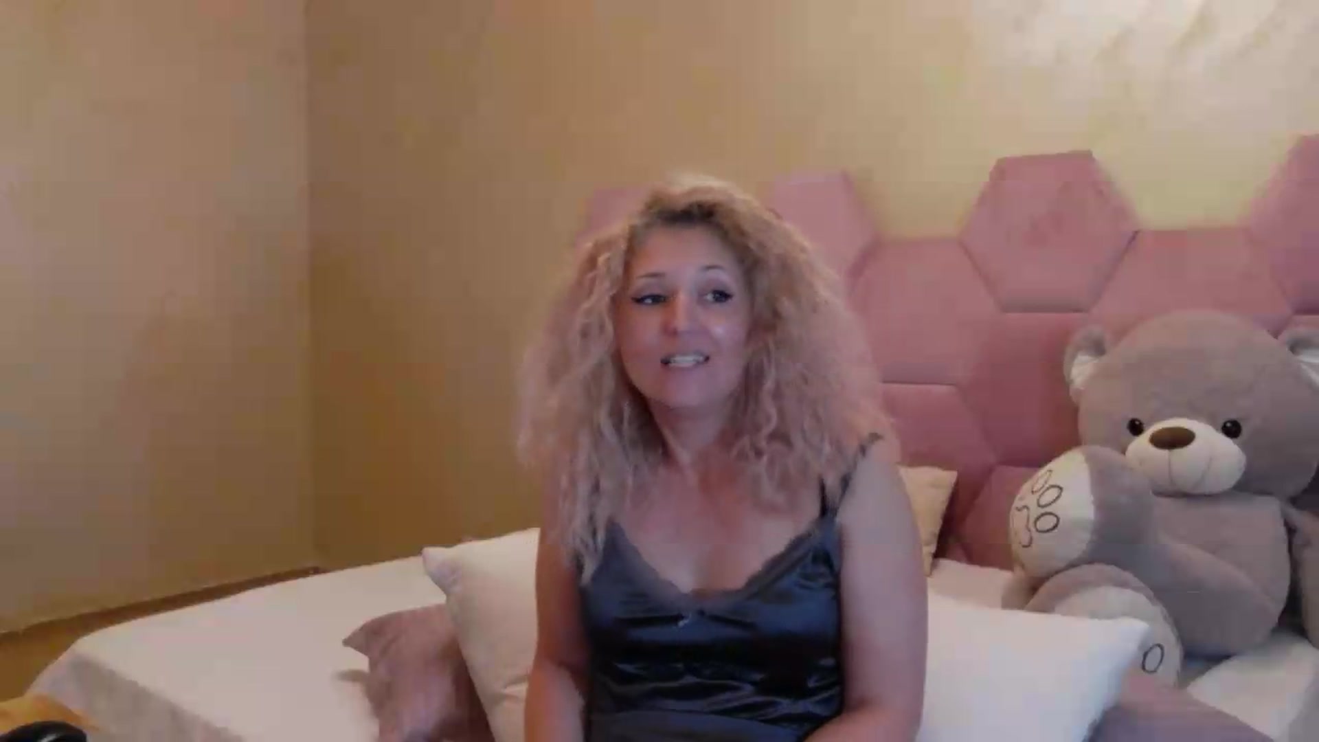 Gallery image thumbnail from SassyKate's myfreecams stream on, 08/11/2026, 24:04 image 6 of 20
