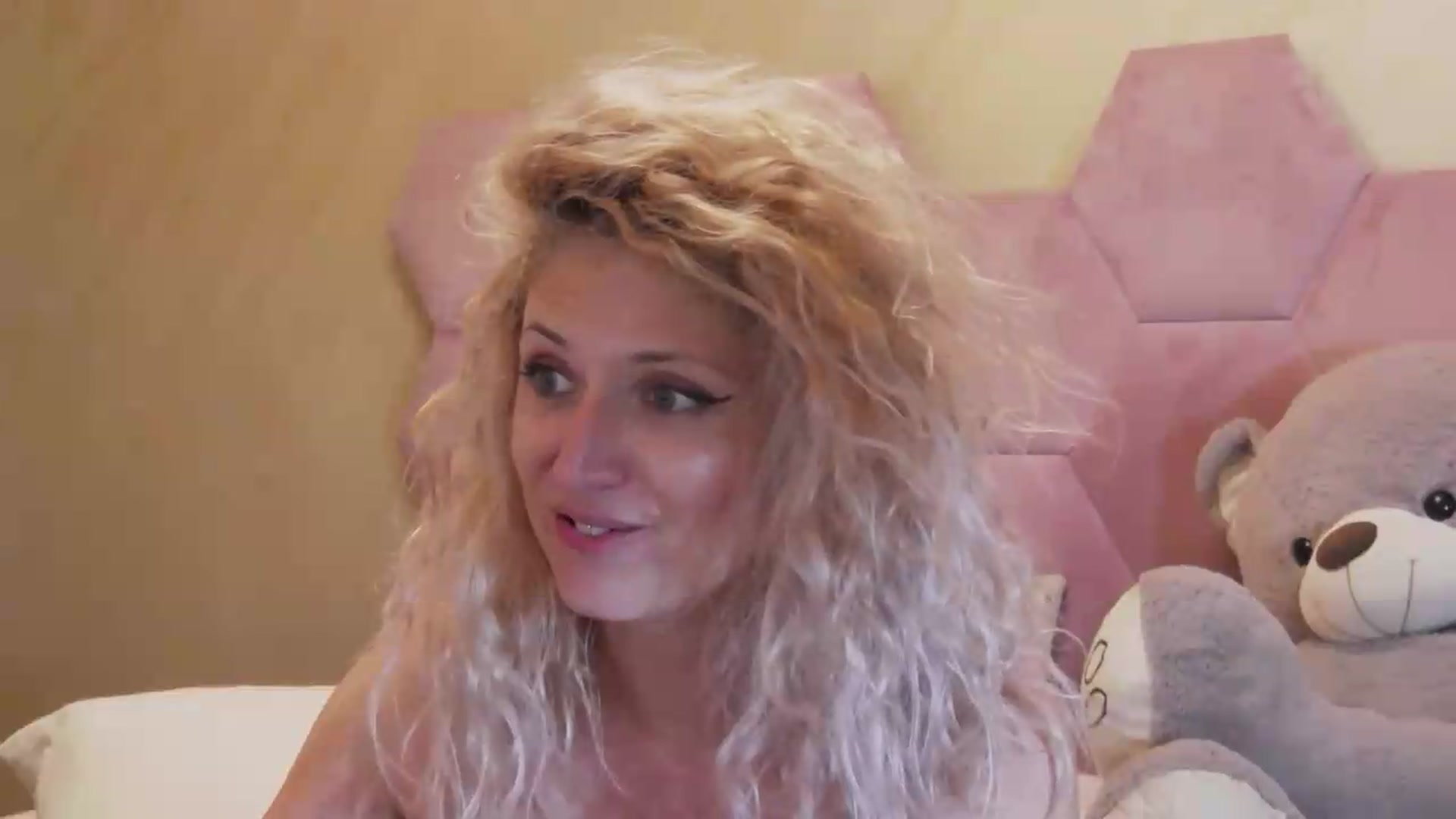 Gallery image thumbnail from SassyKate's myfreecams stream on, 08/17/2026, 23:08 image 9 of 20
