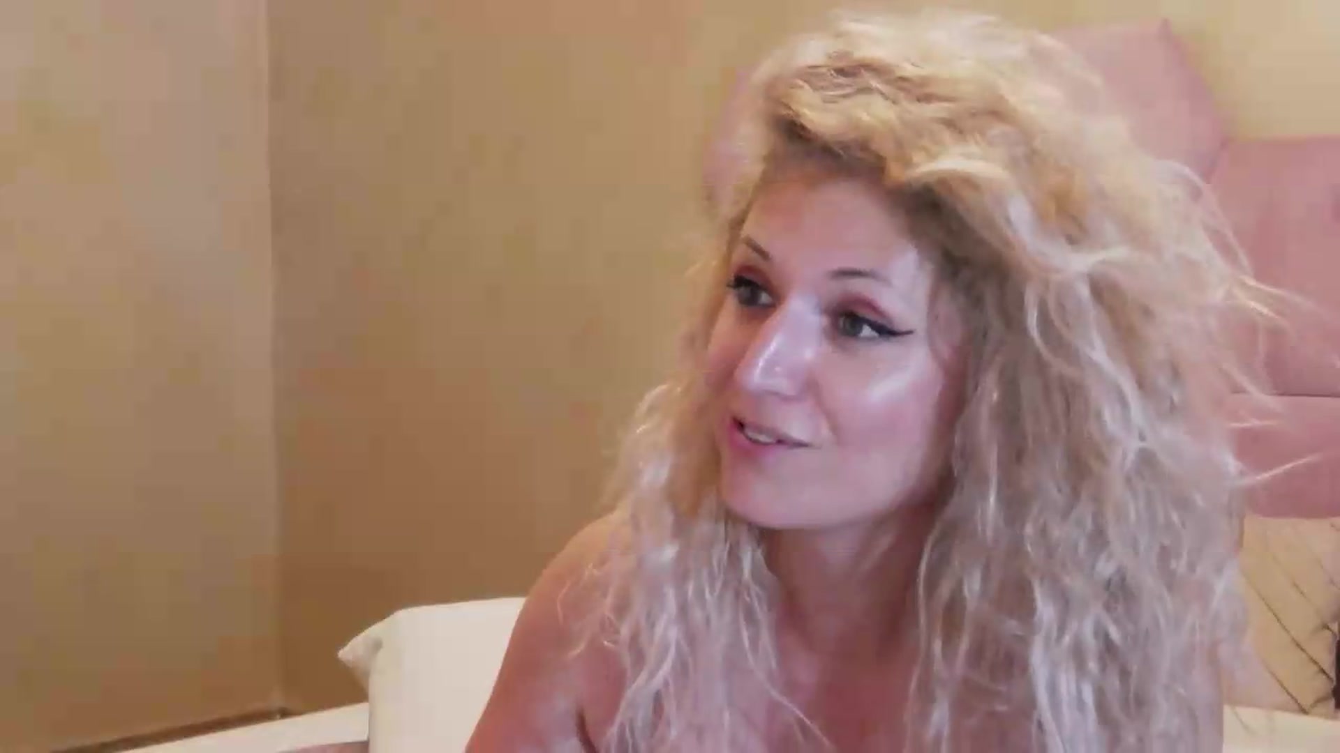 Gallery image thumbnail from SassyKate's myfreecams stream on, 08/17/2026, 23:08 image 5 of 20