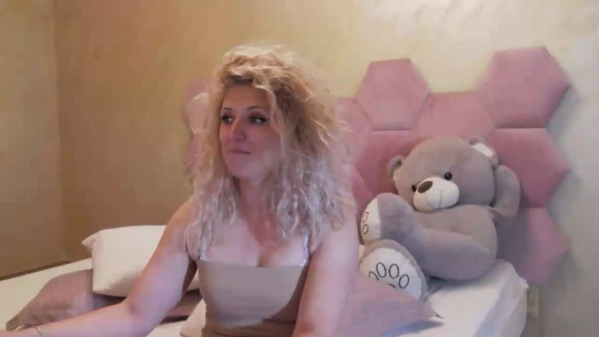 Gallery image thumbnail from SassyKate's myfreecams stream on, 08/17/2026, 23:08 image 16 of 20