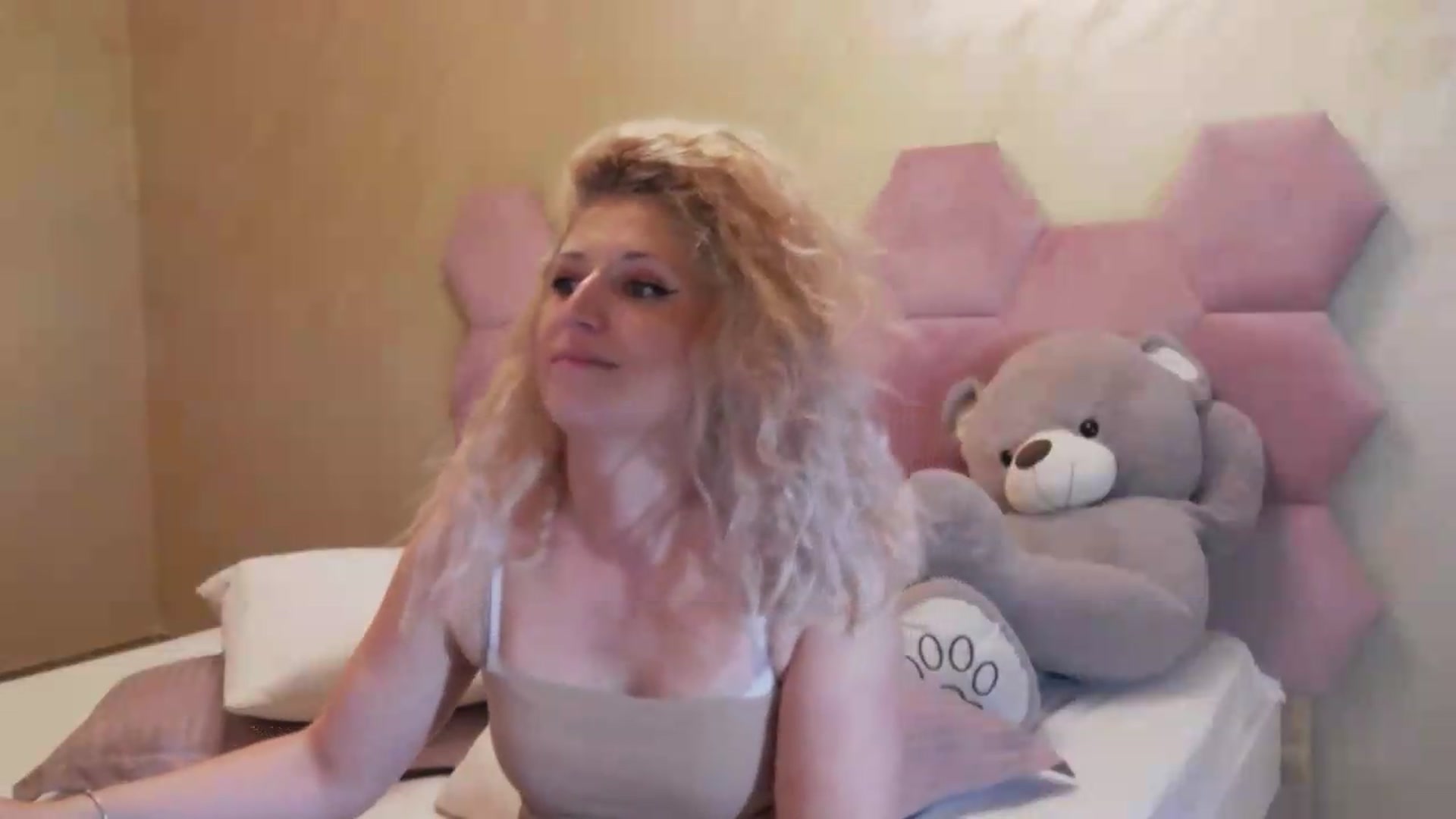 Gallery image thumbnail from SassyKate's myfreecams stream on, 08/17/2026, 23:08 image 14 of 20
