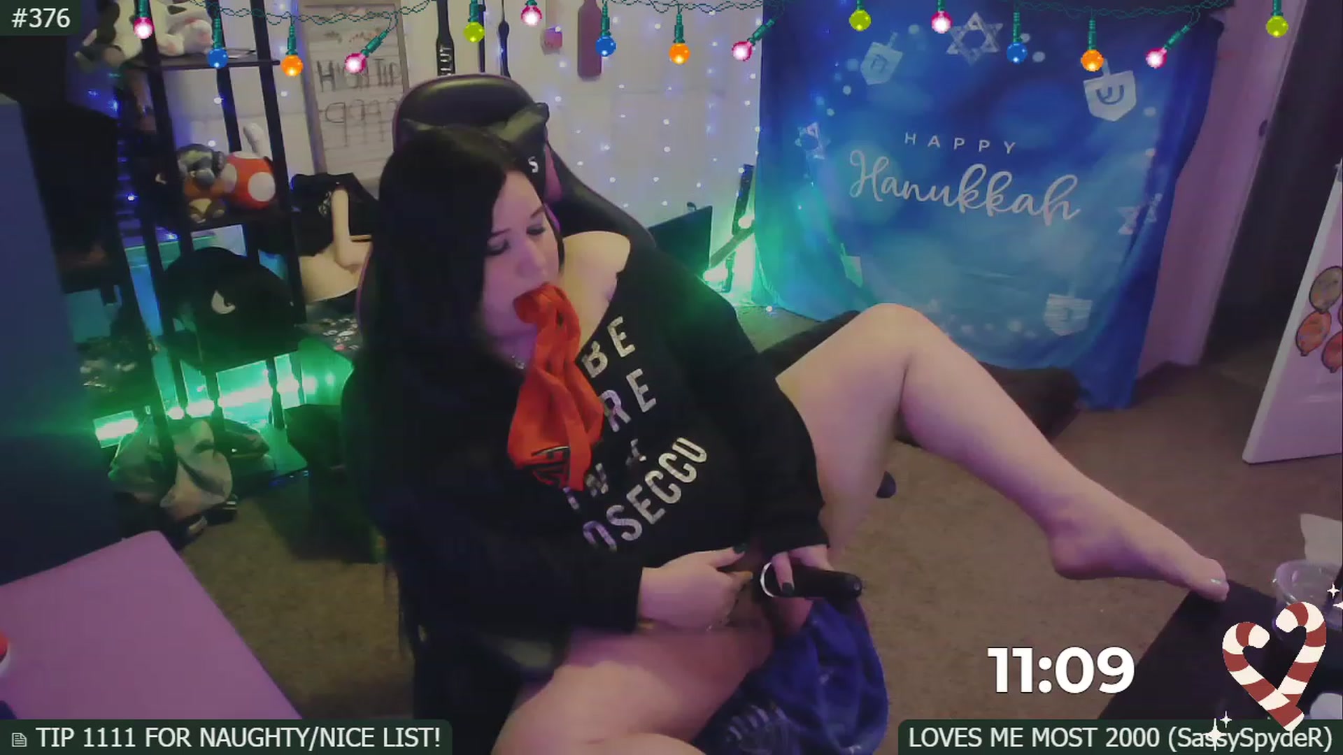 Gallery image thumbnail from SassySarah94's myfreecams stream on, 12/17/2022, 05:54 image 9 of 20