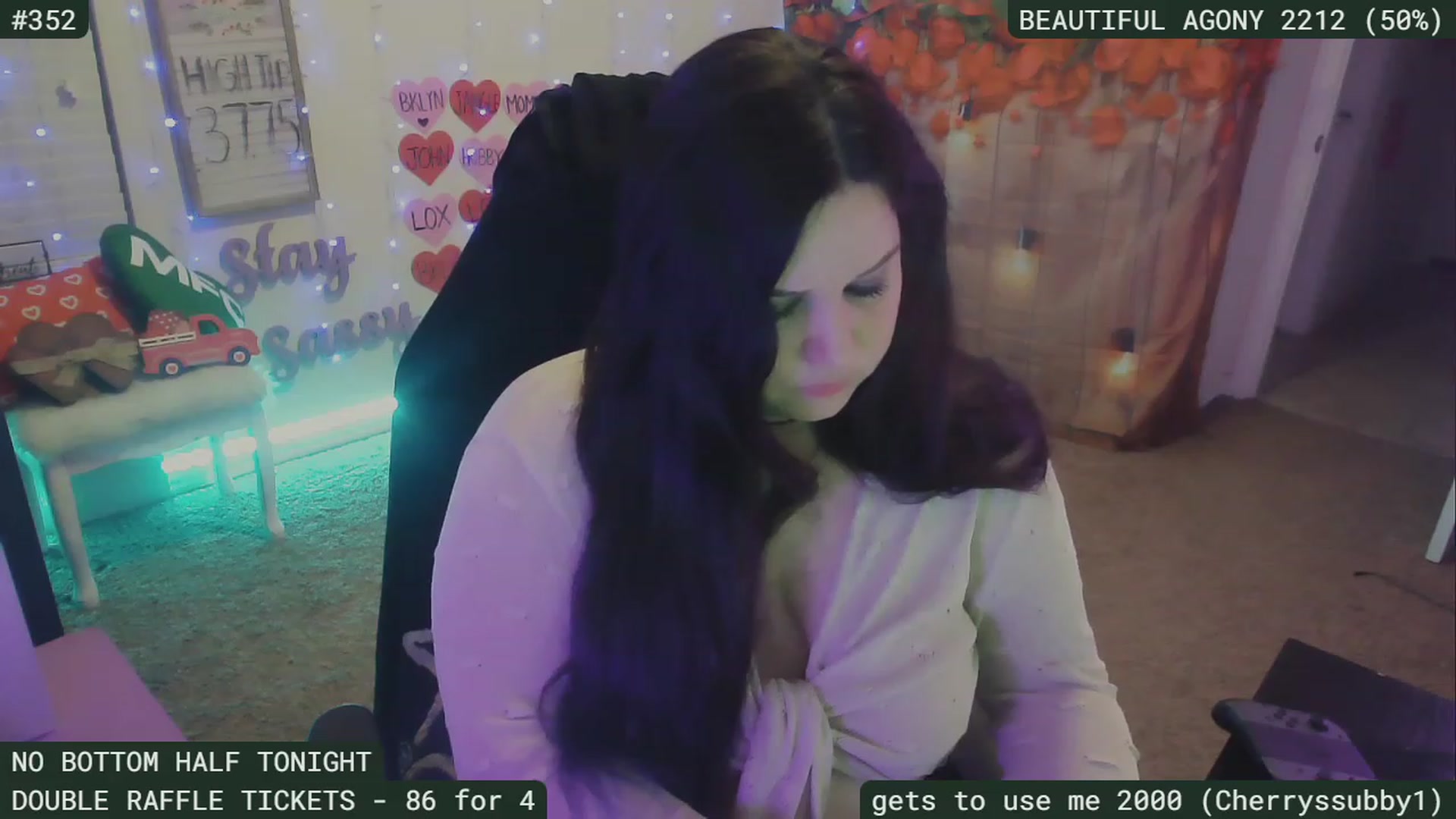 Gallery image thumbnail from SassySarah94's myfreecams stream on, 02/19/2023, 07:19 image 20 of 20