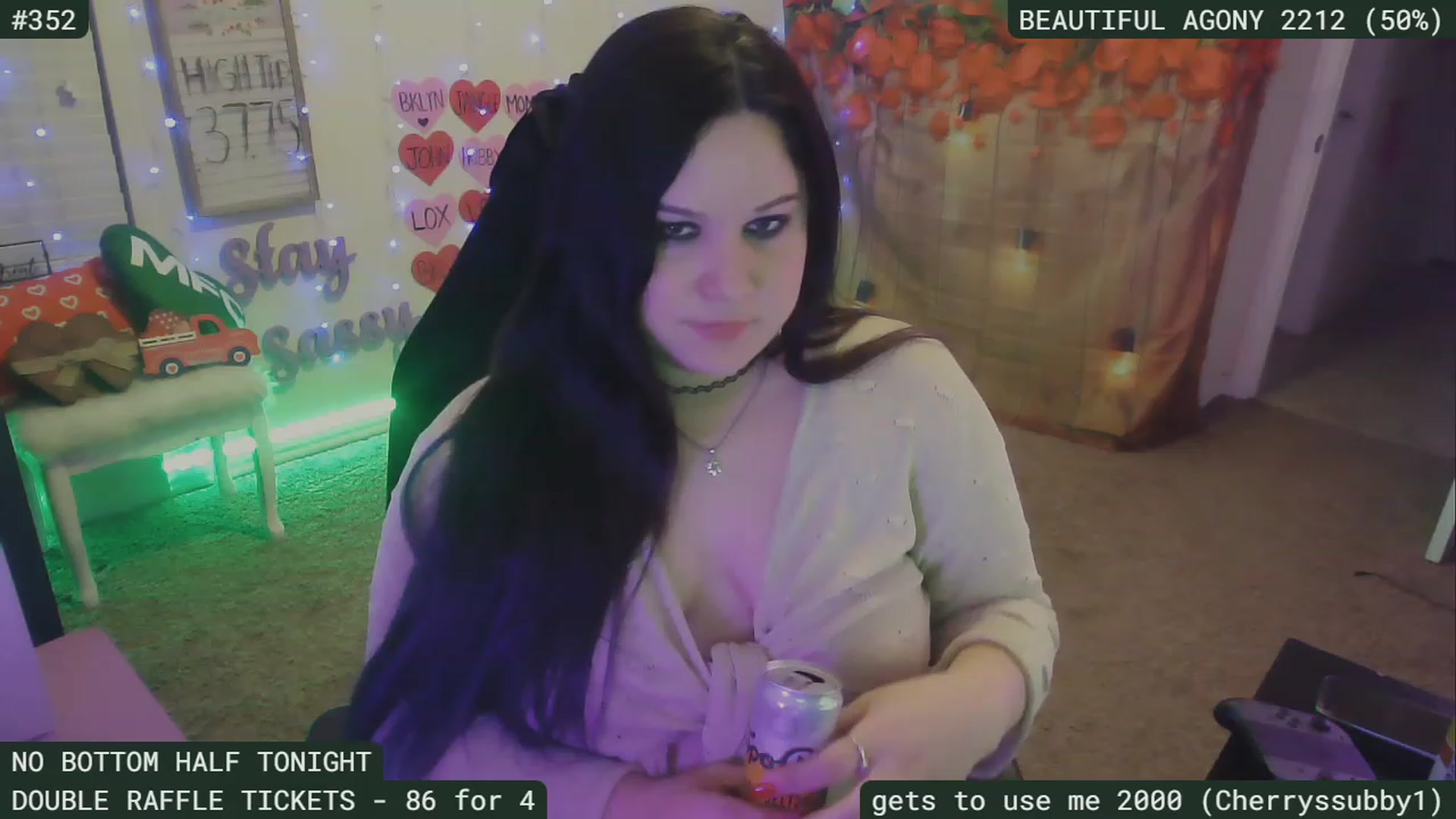 Gallery image thumbnail from SassySarah94's myfreecams stream on, 02/19/2023, 07:19 image 11 of 20