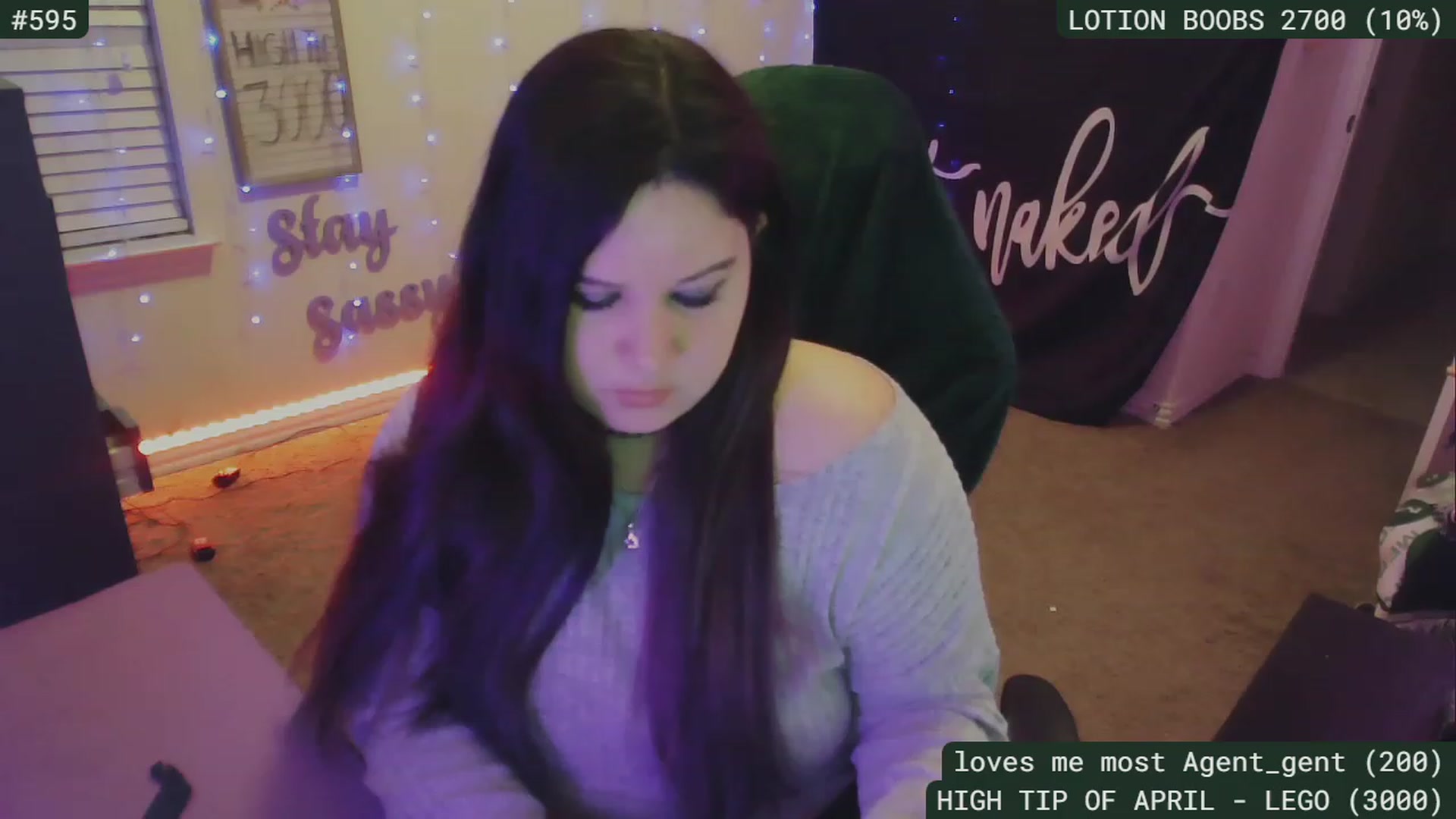 Gallery image thumbnail from SassySarah94's myfreecams stream on, 04/25/2023, 03:34 image 15 of 20