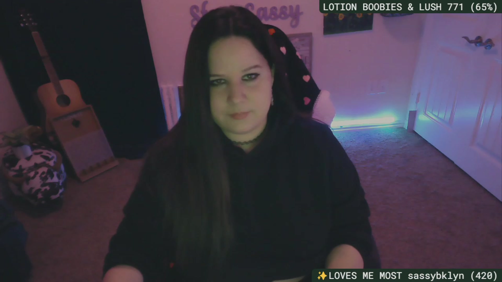 Gallery image thumbnail from SassySarah94's myfreecams stream on, 12/17/2023, 05:40 image 8 of 20