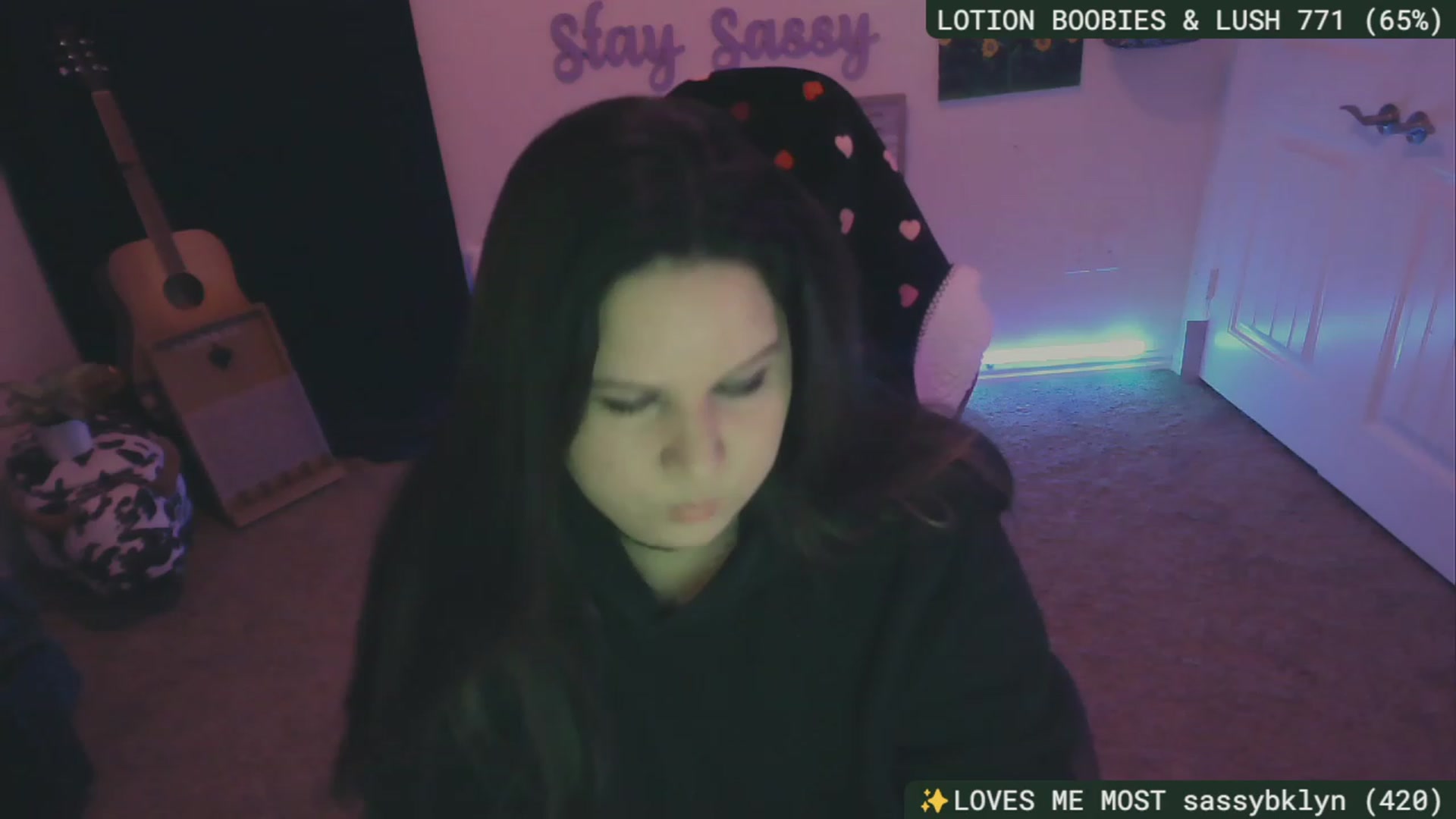 Gallery image thumbnail from SassySarah94's myfreecams stream on, 12/17/2023, 05:40 image 10 of 20