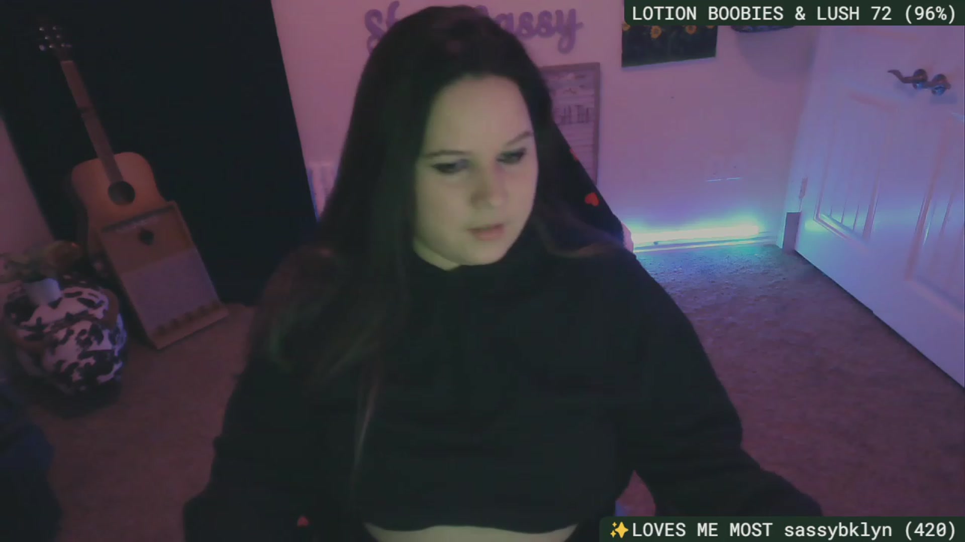 Gallery image thumbnail from SassySarah94's myfreecams stream on, 12/17/2023, 05:40 image 14 of 20