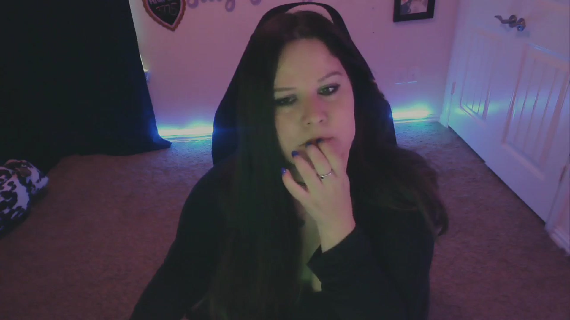 Gallery image thumbnail from SassySarah94's myfreecams stream on, 06/17/2024, 19:33 image 18 of 20