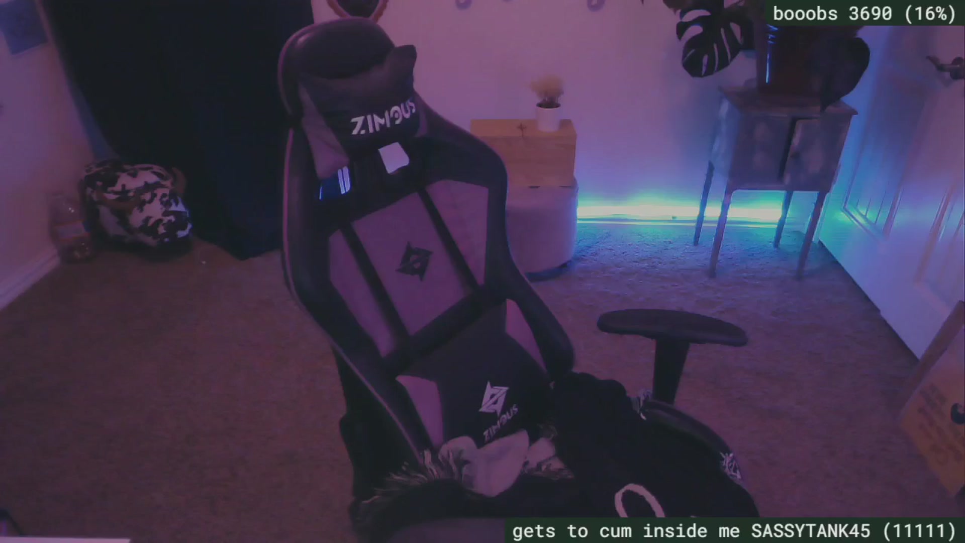 Gallery image thumbnail from SassySarah94's myfreecams stream on, 08/25/2024, 02:59 image 15 of 20