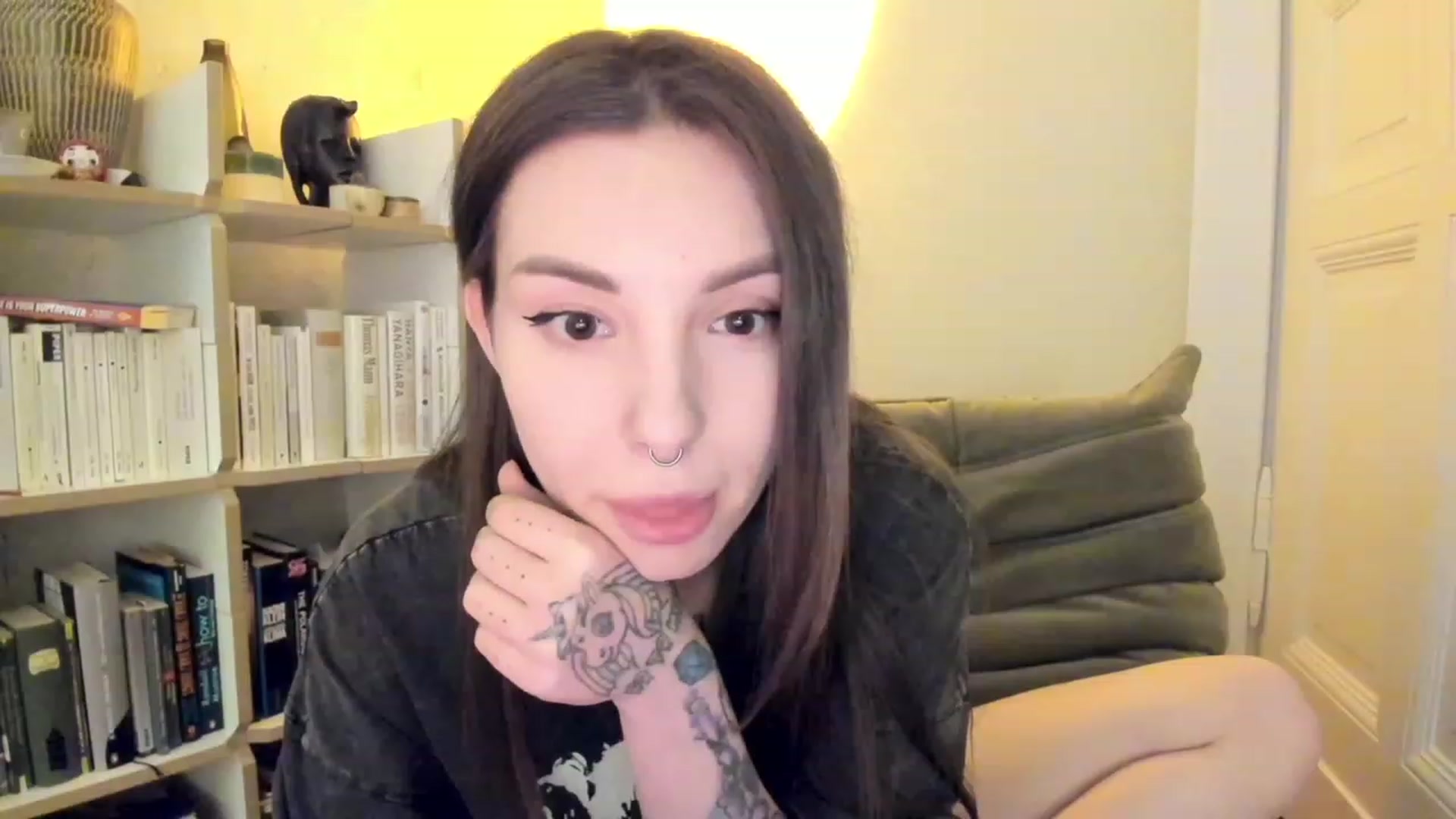 Gallery image thumbnail from SassySuz_'s myfreecams stream on, 04/21/2023, 22:40 image 8 of 20