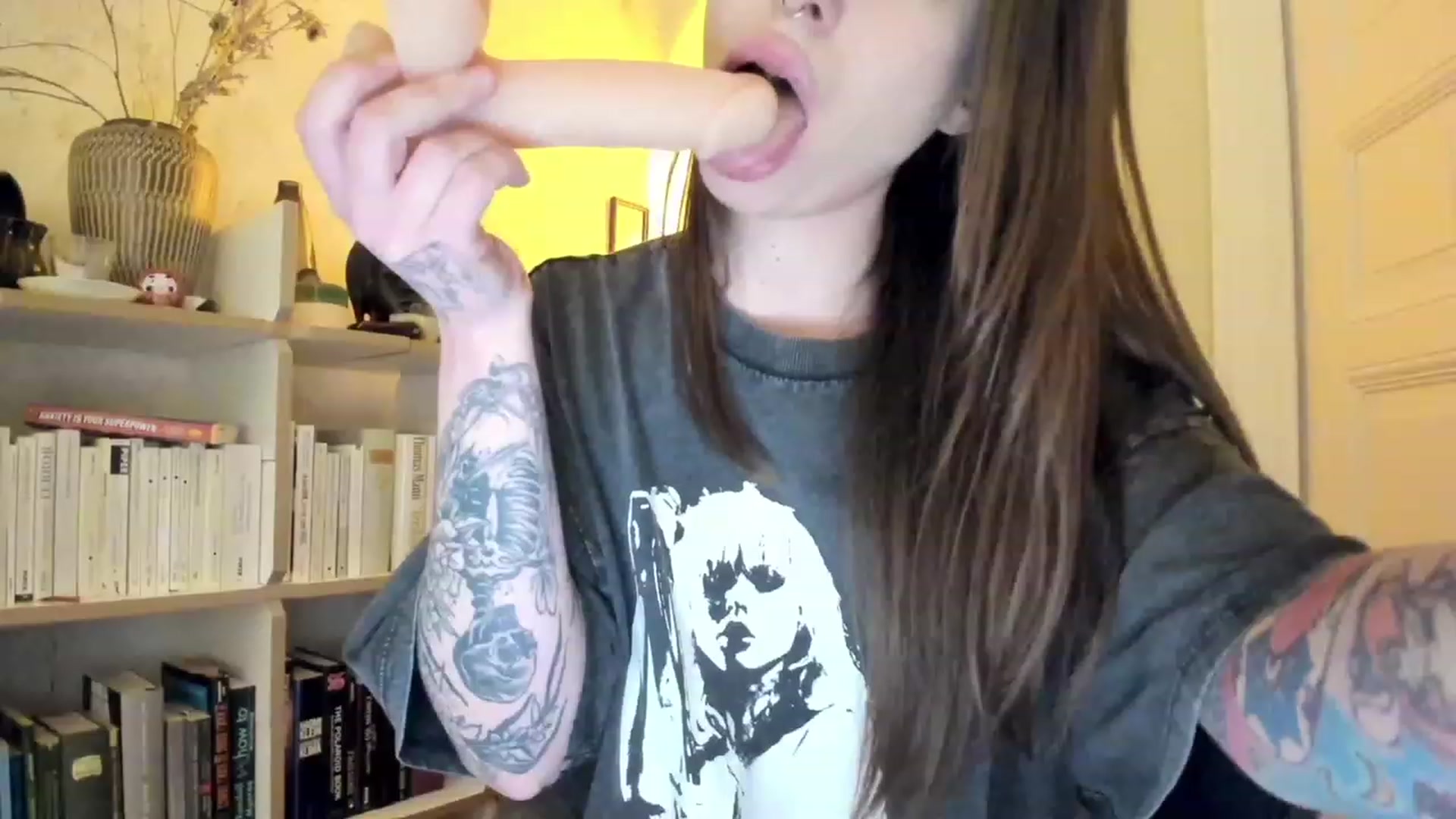 Gallery image thumbnail from SassySuz_'s myfreecams stream on, 04/21/2023, 22:40 image 16 of 20
