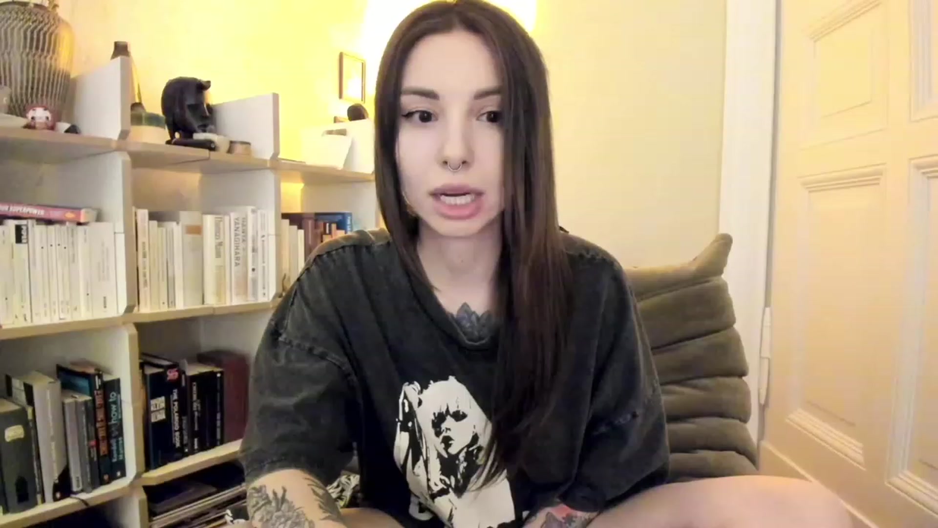 Gallery image thumbnail from SassySuz_'s myfreecams stream on, 04/21/2023, 23:13 image 8 of 20