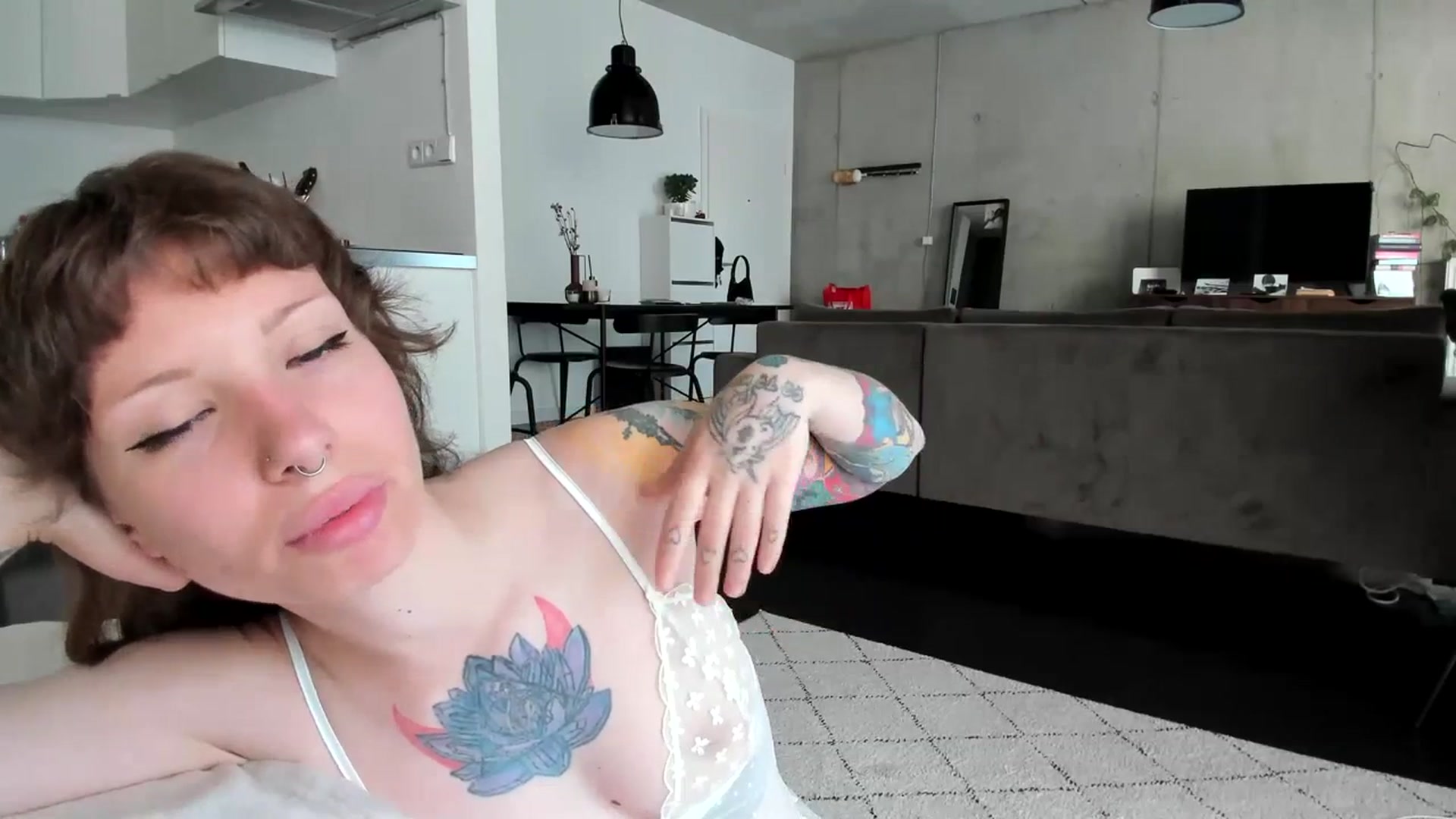 Gallery image thumbnail from SassySuz_'s myfreecams stream on, 07/03/2023, 10:18 image 5 of 20