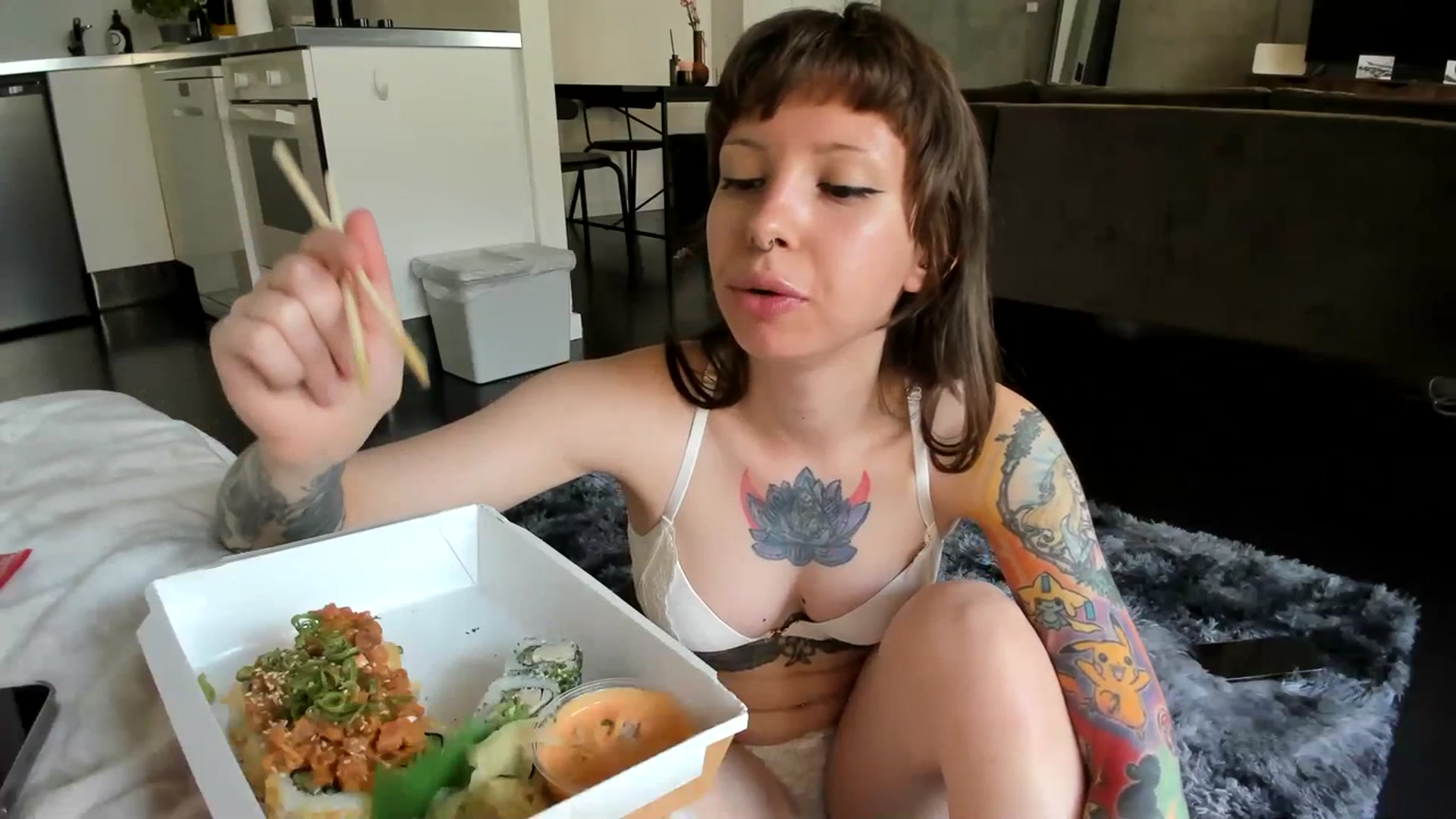 Gallery image thumbnail from SassySuz_'s myfreecams stream on, 07/06/2023, 14:53 image 6 of 20