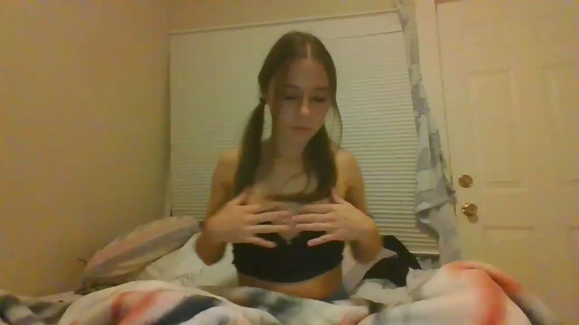Gallery image thumbnail from Sauuucyb23's myfreecams stream on, 12/12/2022, 02:08 image 18 of 20