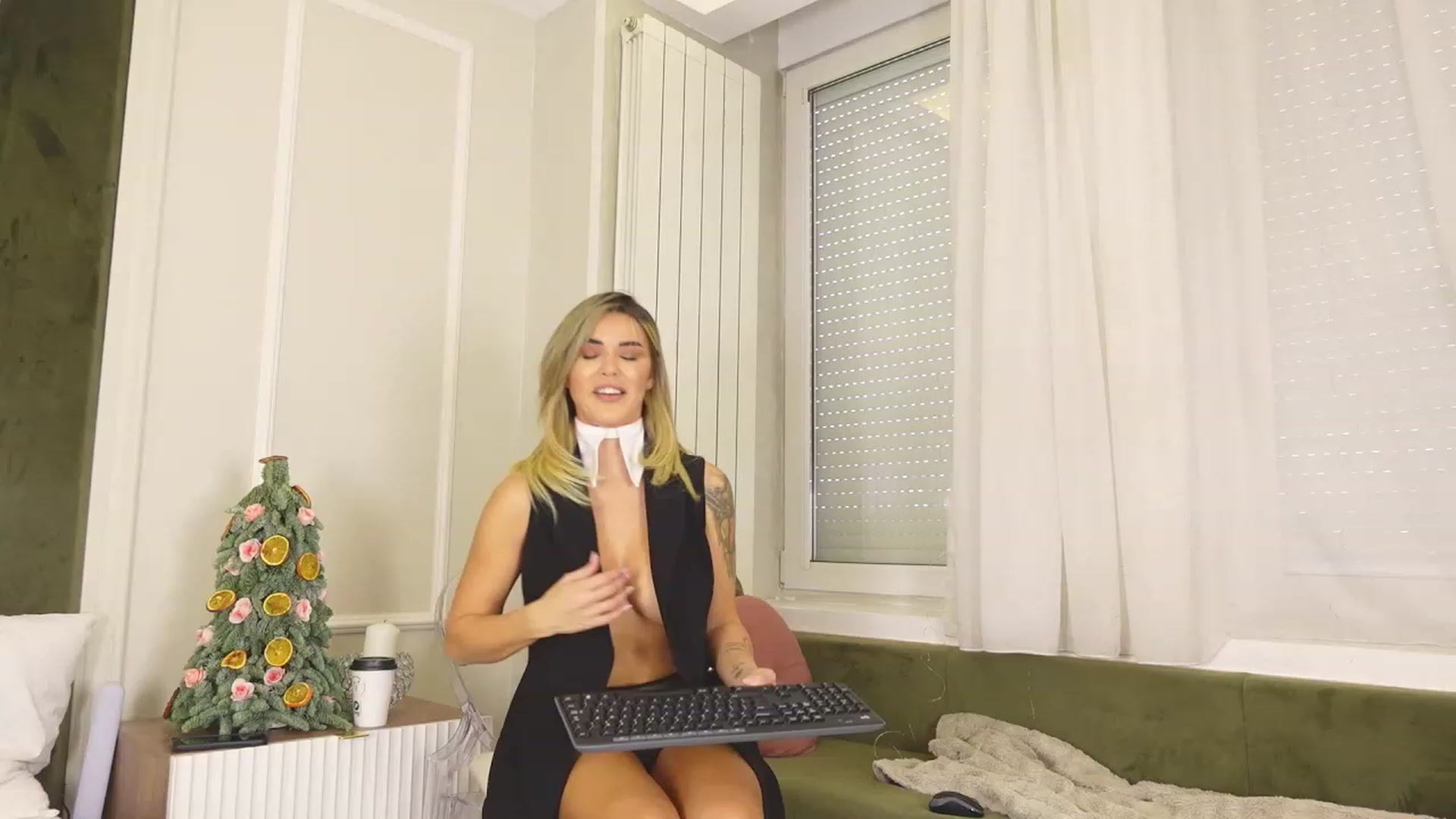 Gallery image thumbnail from SavageMonica's myfreecams stream on, 12/22/2023, 10:35 image 12 of 20