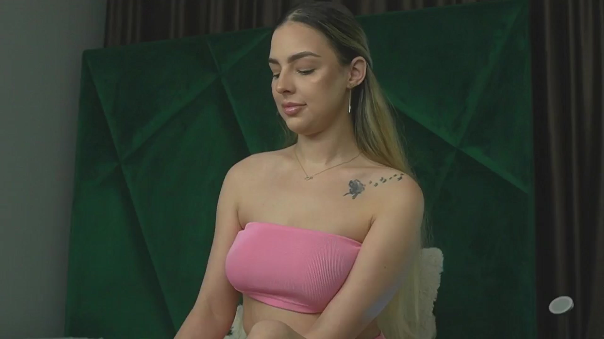 Gallery image thumbnail from ScarletColes's myfreecams stream on, 10/10/2025, 01:19 image 3 of 20