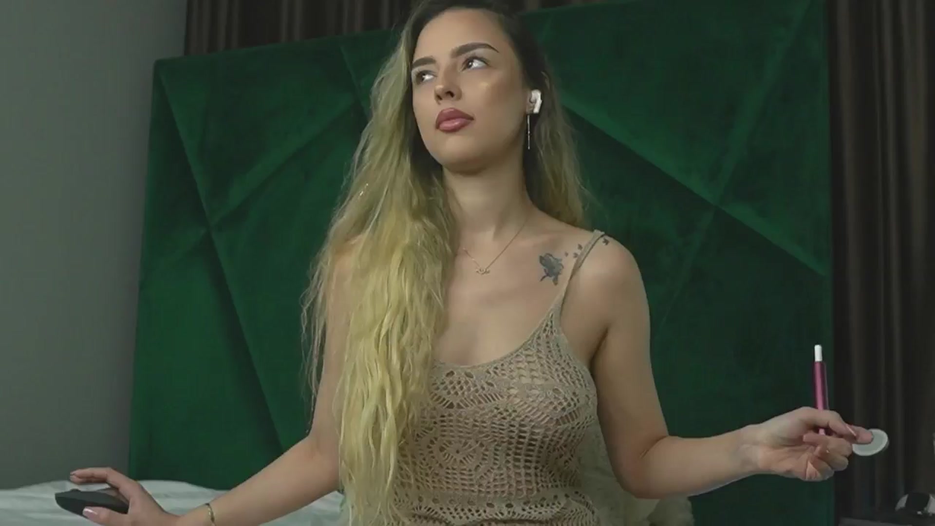 Gallery image thumbnail from ScarletColes's myfreecams stream on, 10/21/2025, 01:24 image 7 of 20