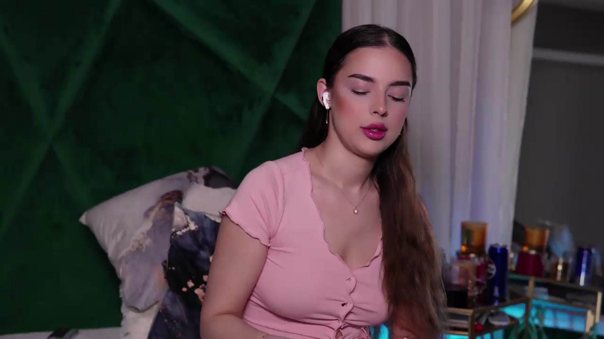 Gallery image thumbnail from ScarletColes's myfreecams stream on, 05/10/2026, 02:32 image 14 of 20