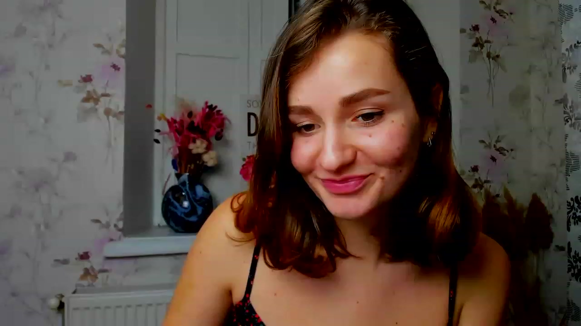 Gallery image thumbnail from ScarletCruz's myfreecams stream on, 12/18/2022, 15:02 image 15 of 20