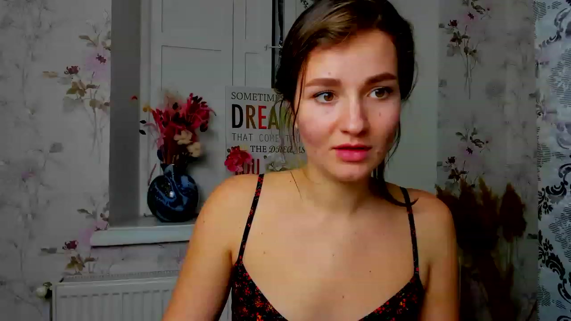 Gallery image thumbnail from ScarletCruz's myfreecams stream on, 12/18/2022, 18:03 image 8 of 20