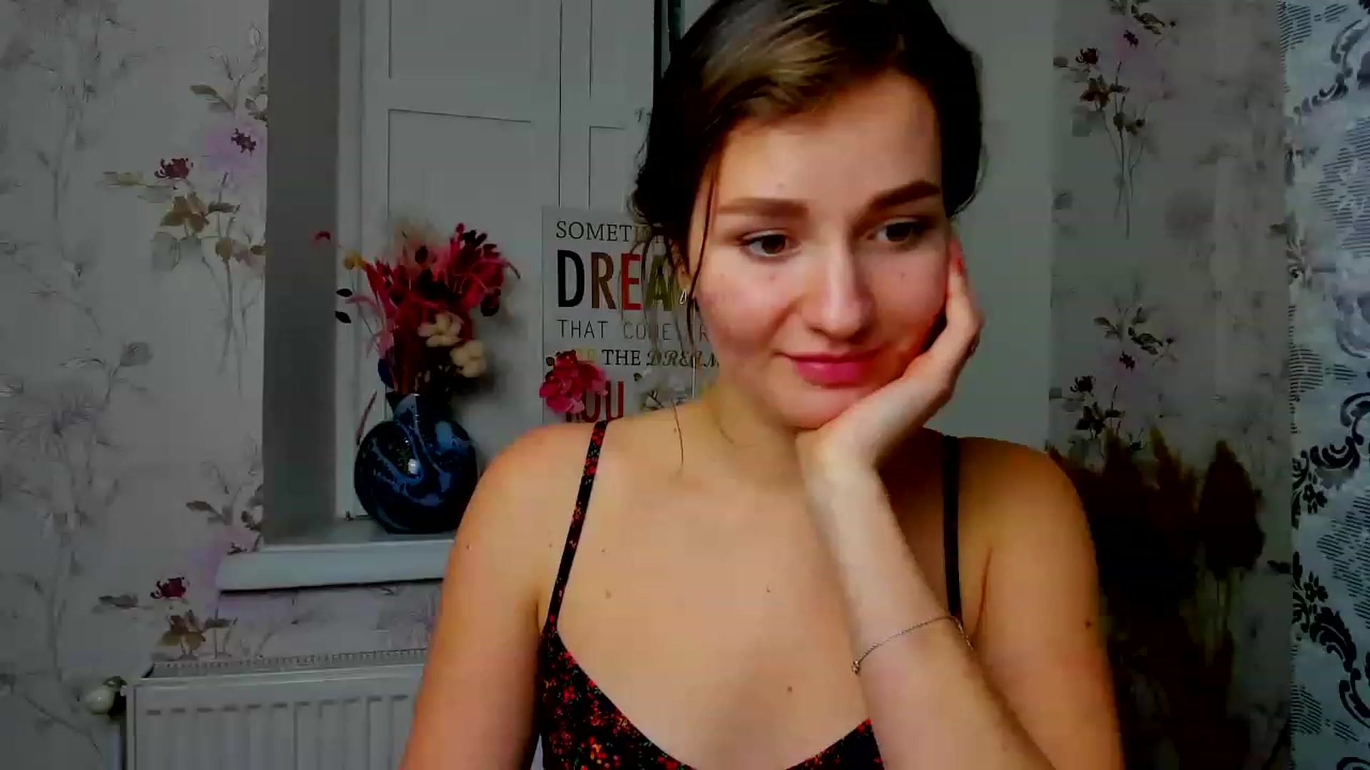 Gallery image thumbnail from ScarletCruz's myfreecams stream on, 12/18/2022, 18:03 image 11 of 20