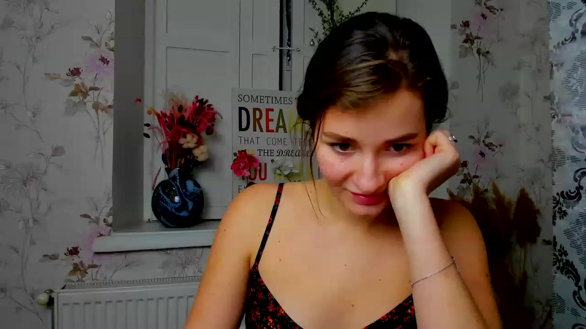 Gallery image thumbnail from ScarletCruz's myfreecams stream on, 12/18/2022, 18:03 image 5 of 20