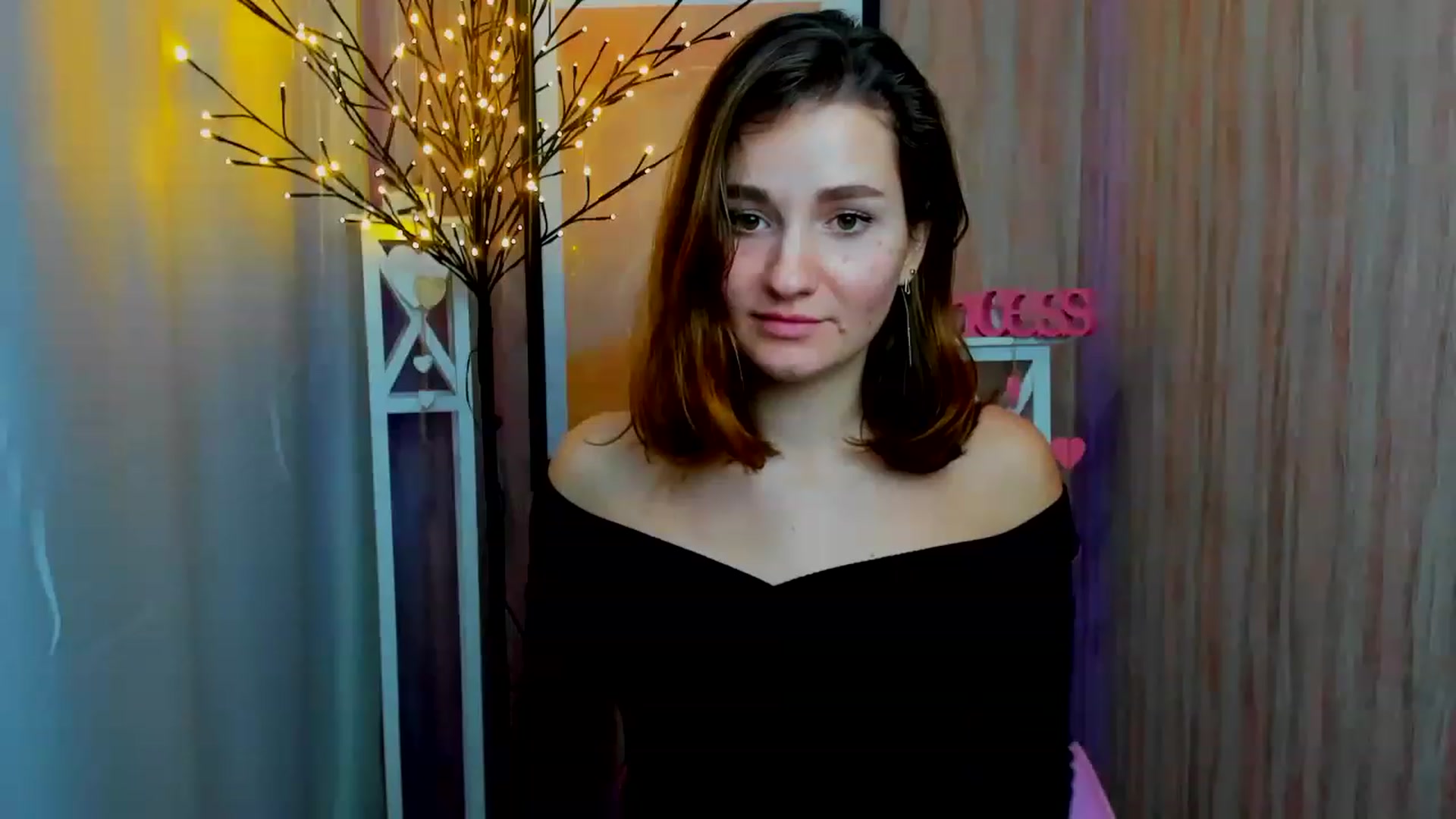 Gallery image thumbnail from ScarletCruz's myfreecams stream on, 12/19/2022, 11:21 image 15 of 20