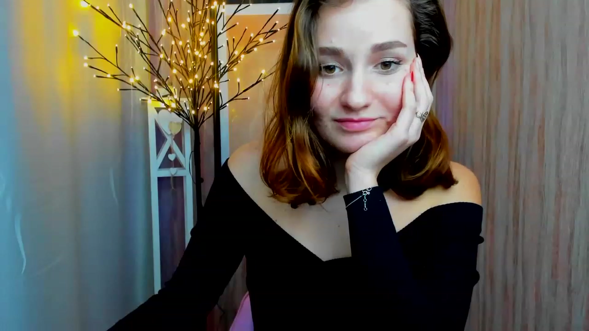 Gallery image thumbnail from ScarletCruz's myfreecams stream on, 12/19/2022, 12:36 image 5 of 20