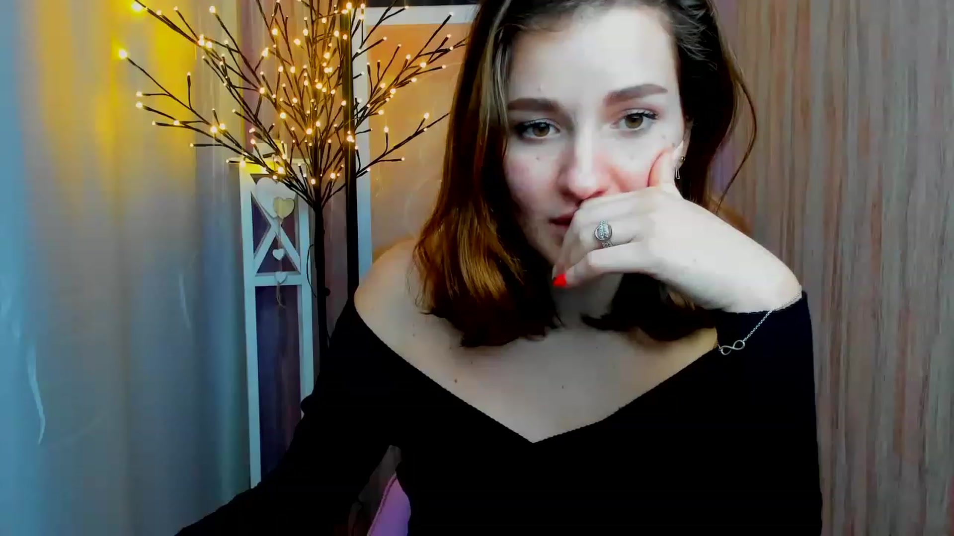 Gallery image thumbnail from ScarletCruz's myfreecams stream on, 12/19/2022, 12:36 image 14 of 20