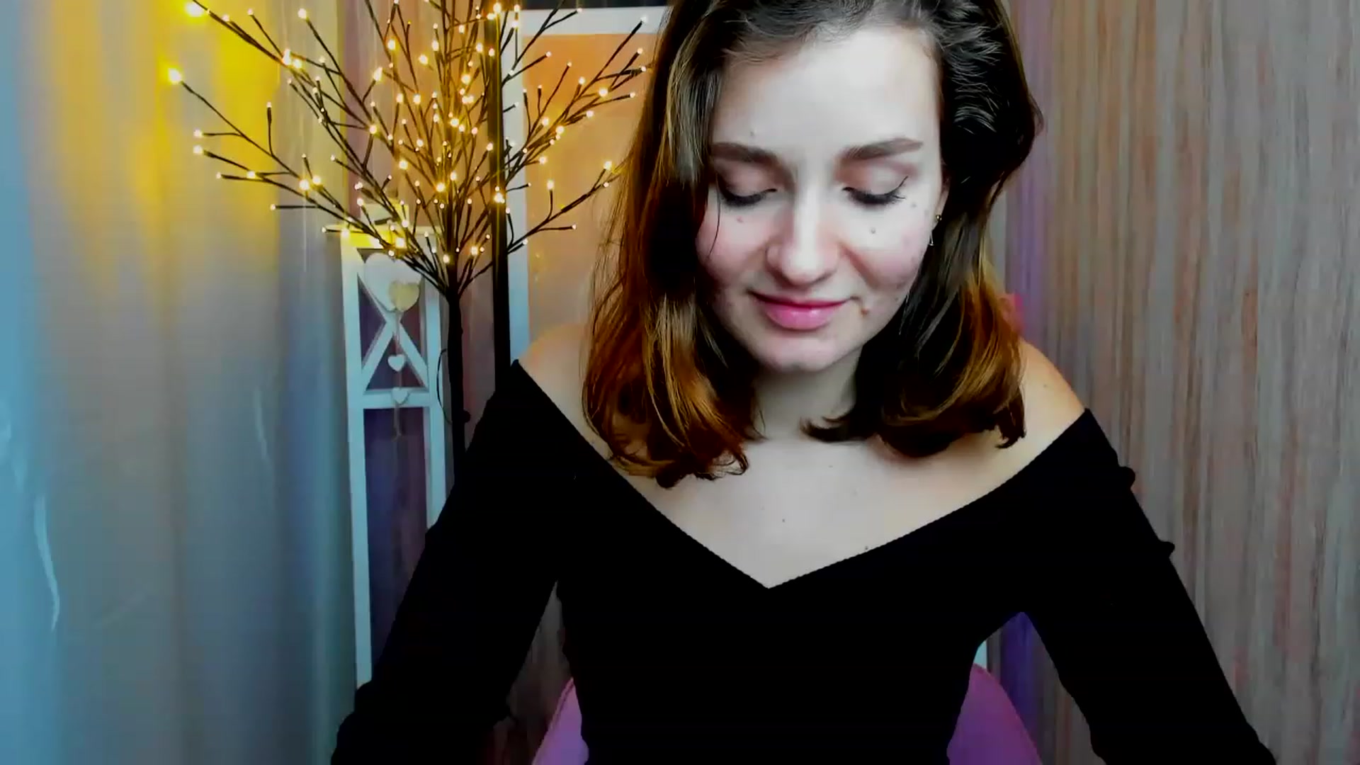 Gallery image thumbnail from ScarletCruz's myfreecams stream on, 12/19/2022, 12:36 image 6 of 20