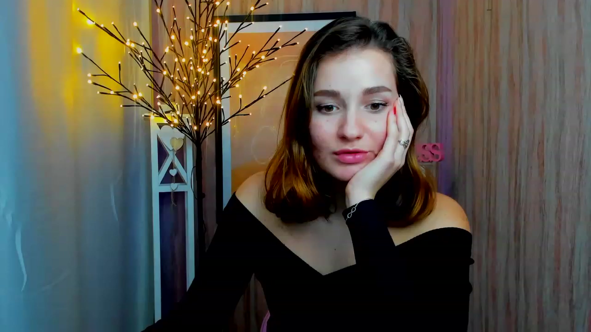 Gallery image thumbnail from ScarletCruz's myfreecams stream on, 12/19/2022, 13:19 image 4 of 20