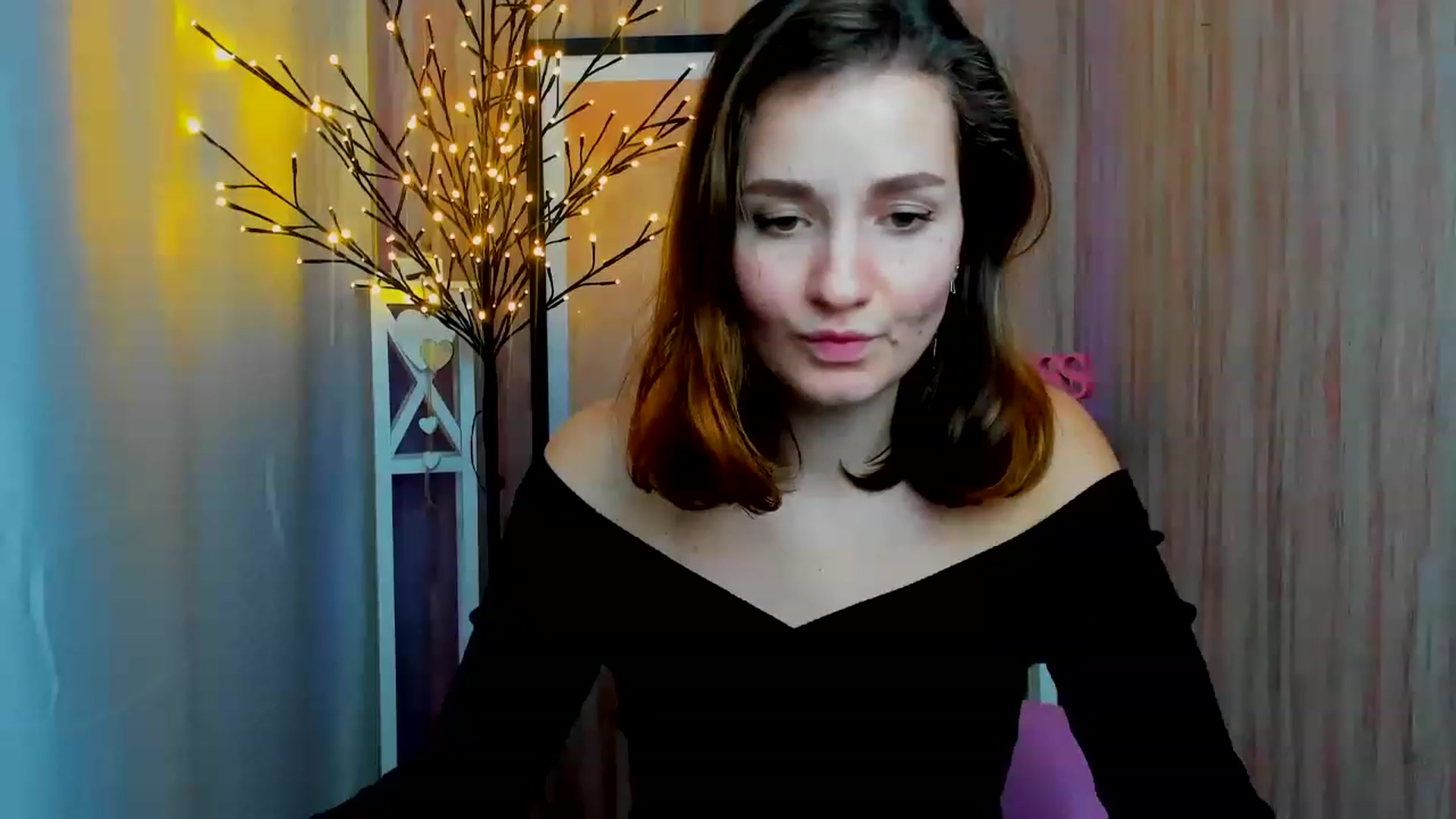 Gallery image thumbnail from ScarletCruz's myfreecams stream on, 12/19/2022, 13:19 image 17 of 20