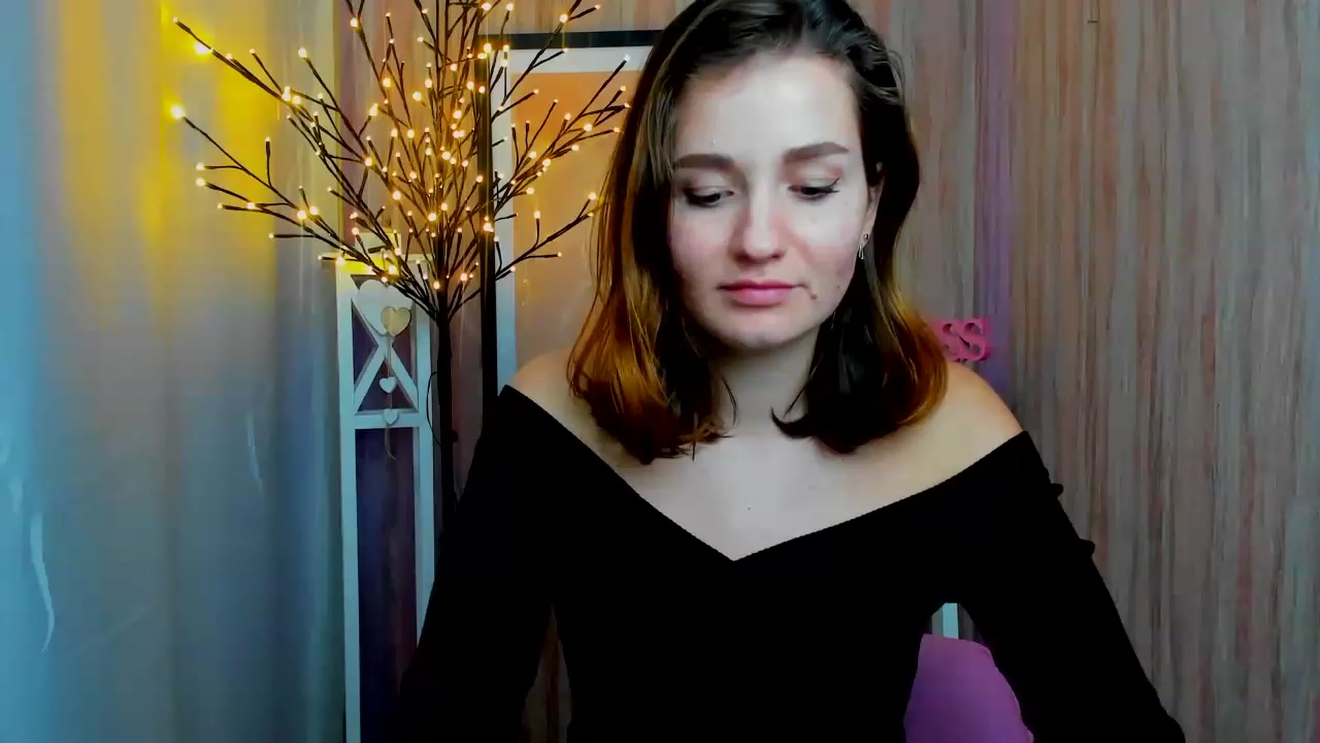 Gallery image thumbnail from ScarletCruz's myfreecams stream on, 12/19/2022, 13:19 image 12 of 20