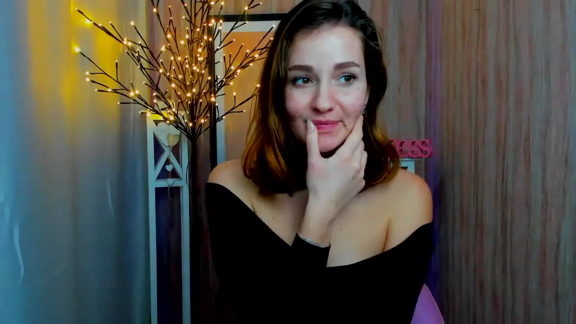 Gallery image thumbnail from ScarletCruz's myfreecams stream on, 12/19/2022, 13:19 image 14 of 20