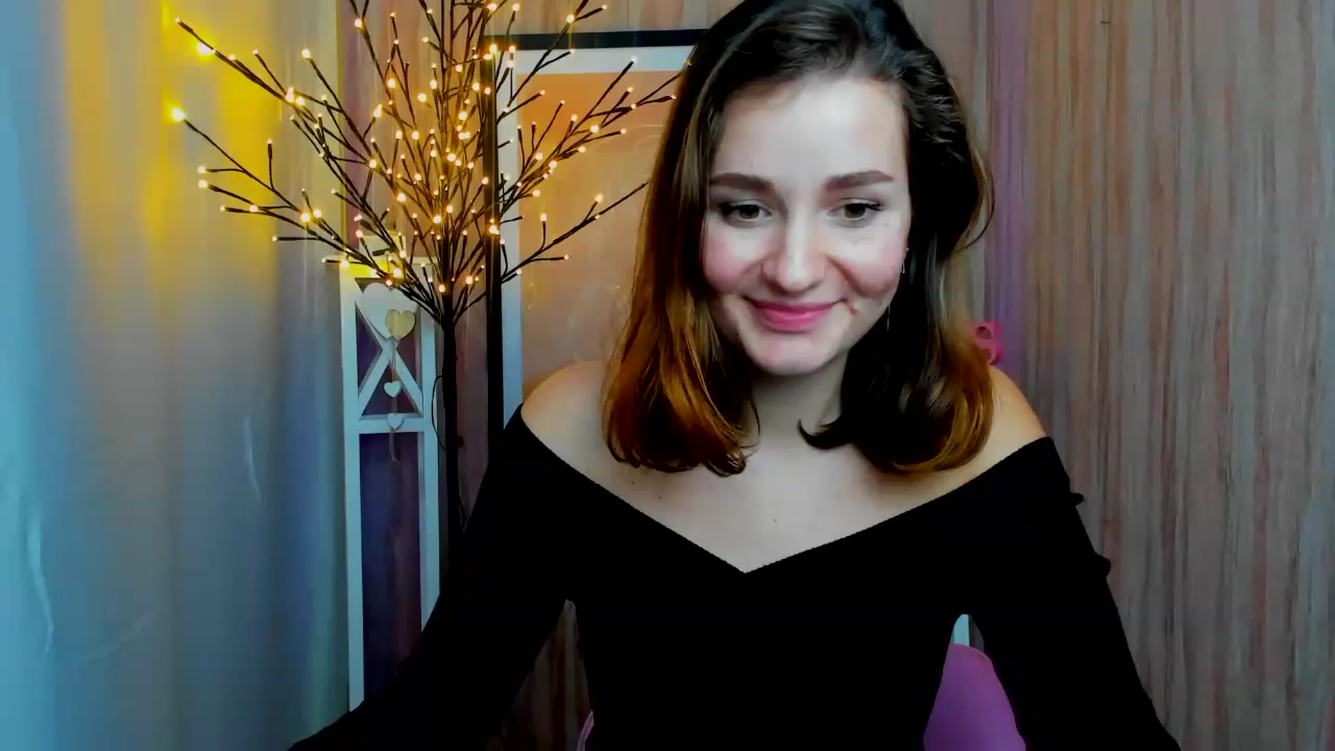 Gallery image thumbnail from ScarletCruz's myfreecams stream on, 12/19/2022, 13:19 image 19 of 20