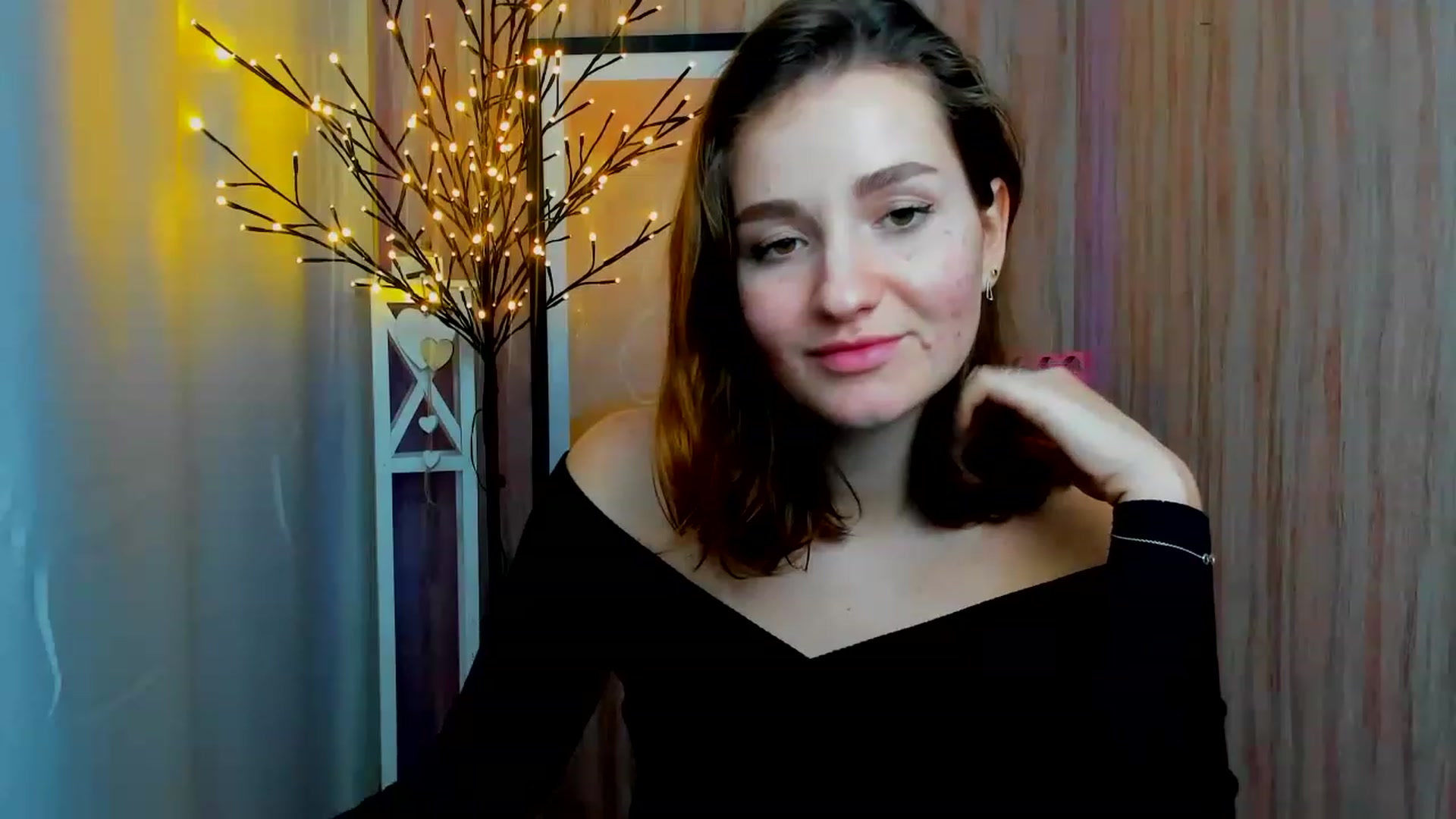 Gallery image thumbnail from ScarletCruz's myfreecams stream on, 12/19/2022, 13:19 image 11 of 20