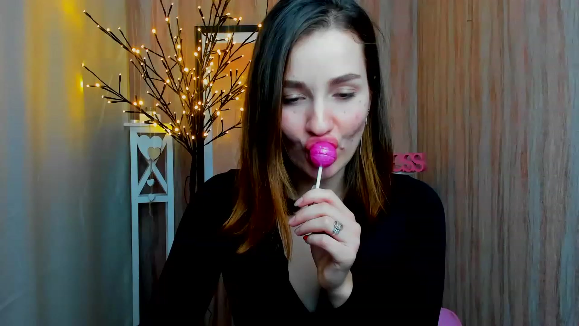 Gallery image thumbnail from ScarletCruz's myfreecams stream on, 12/21/2022, 10:26 image 10 of 20
