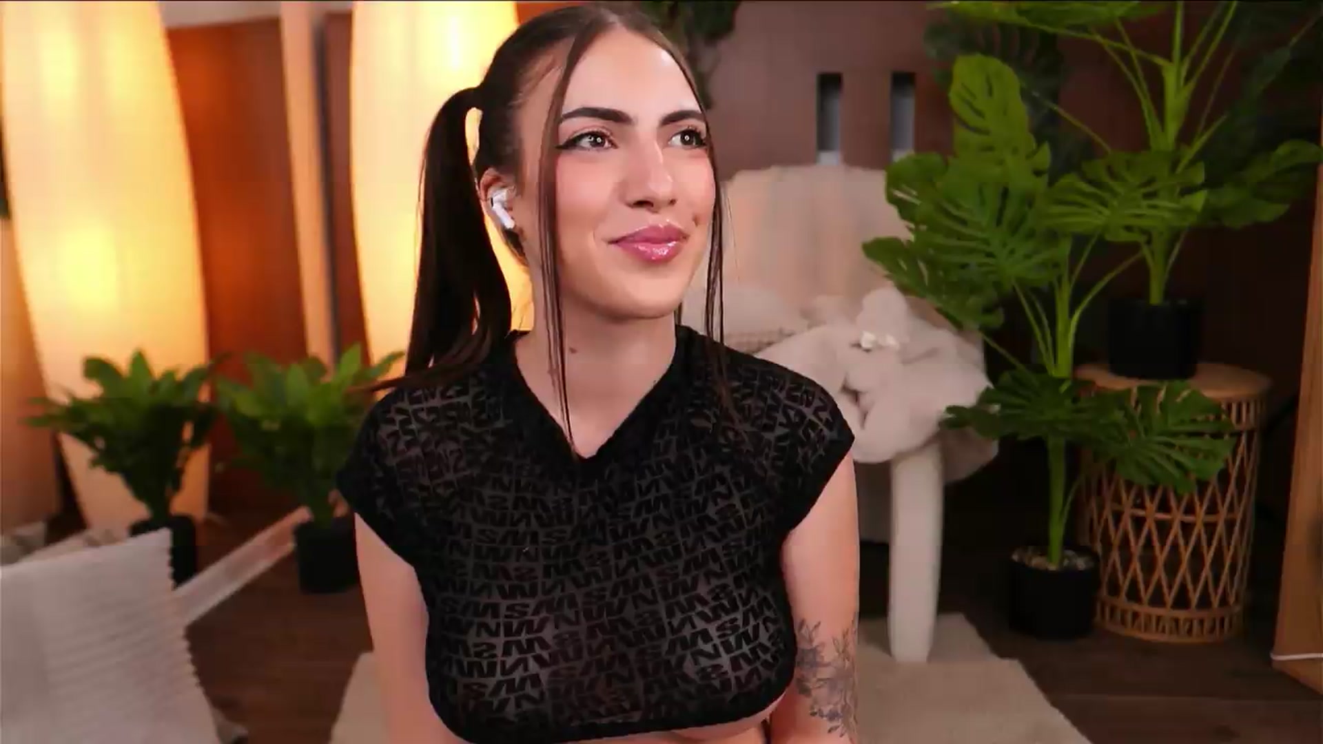 Gallery image thumbnail from ScarletHeart's myfreecams stream on, 08/22/2026, 21:33 image 17 of 20